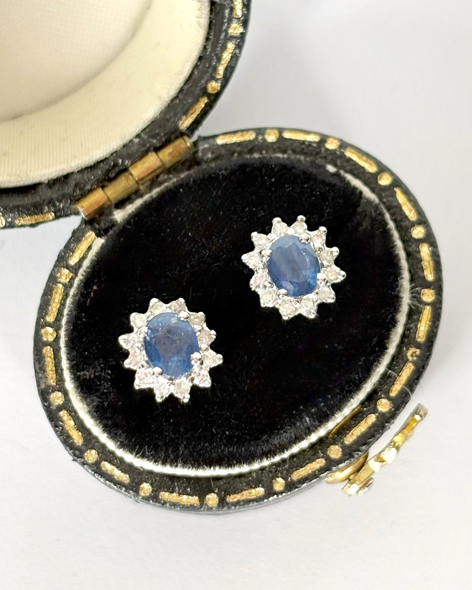 Boucles Marguerite Saphirs 0.72 carat &amp; Diamants 0.36 carat "Salomé" - Elliade Paris