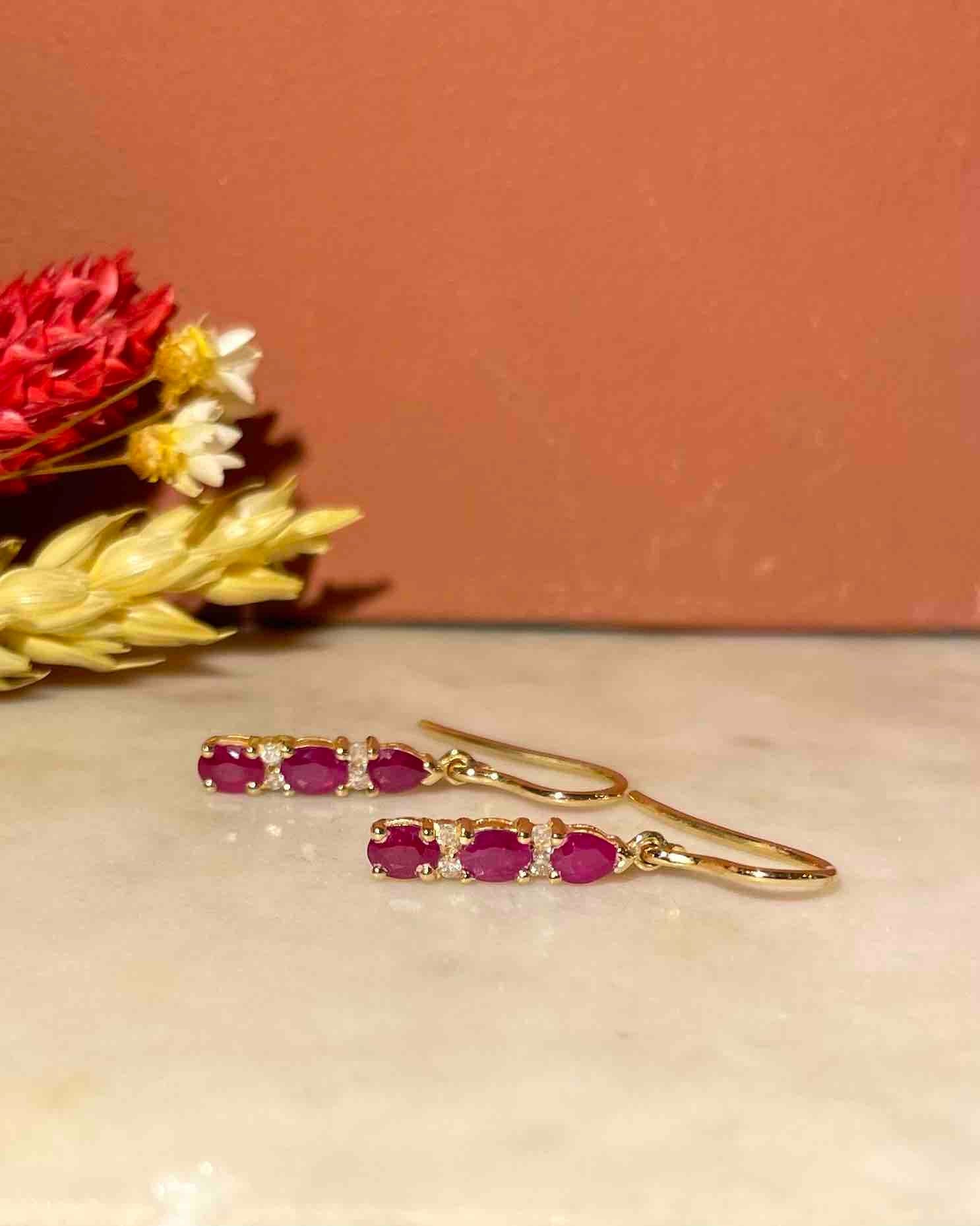 Boucles Pendantes Rubis &amp; Diamants "Ruby" - Elliade Paris