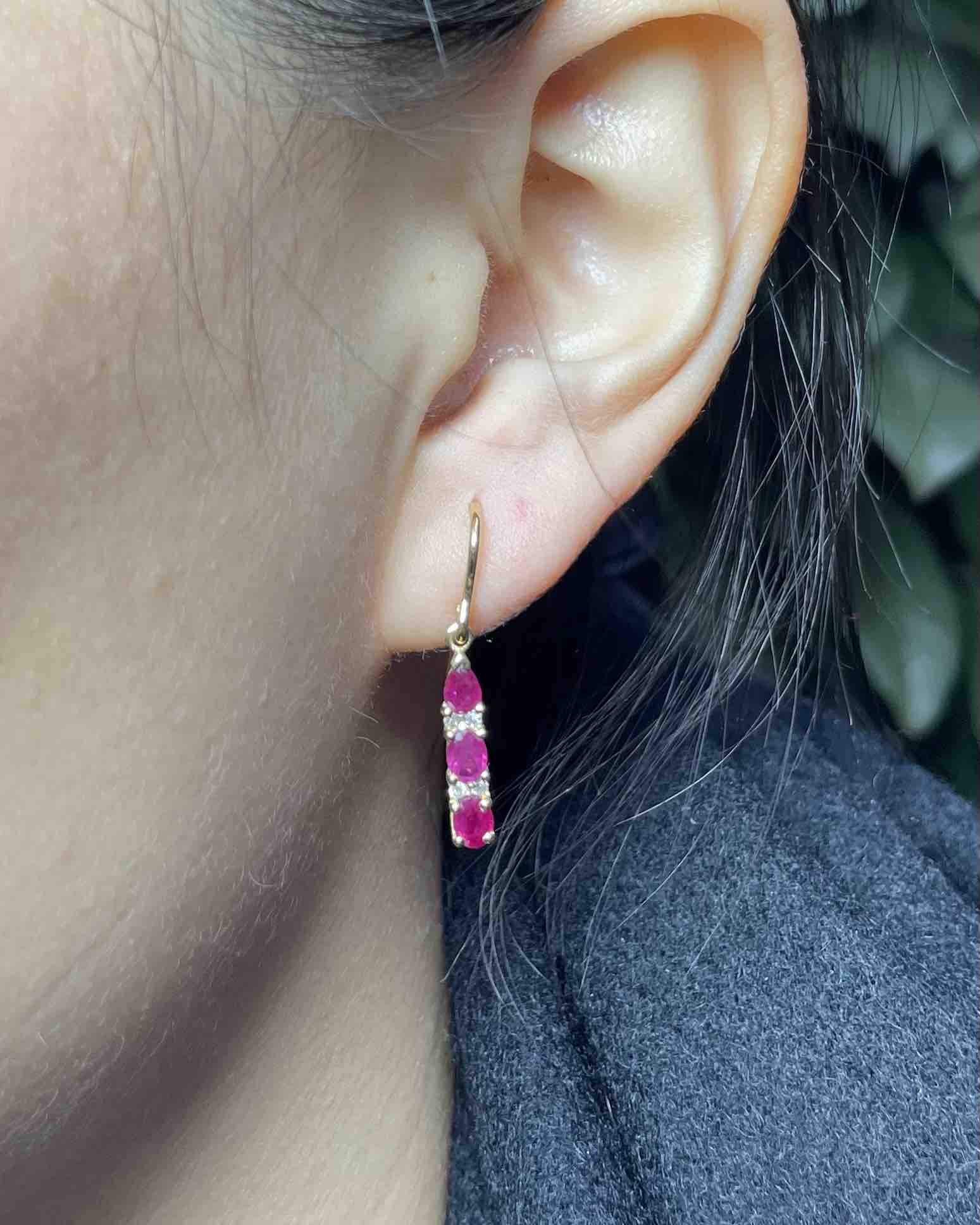 Pendientes colgantes de rubí y diamantes