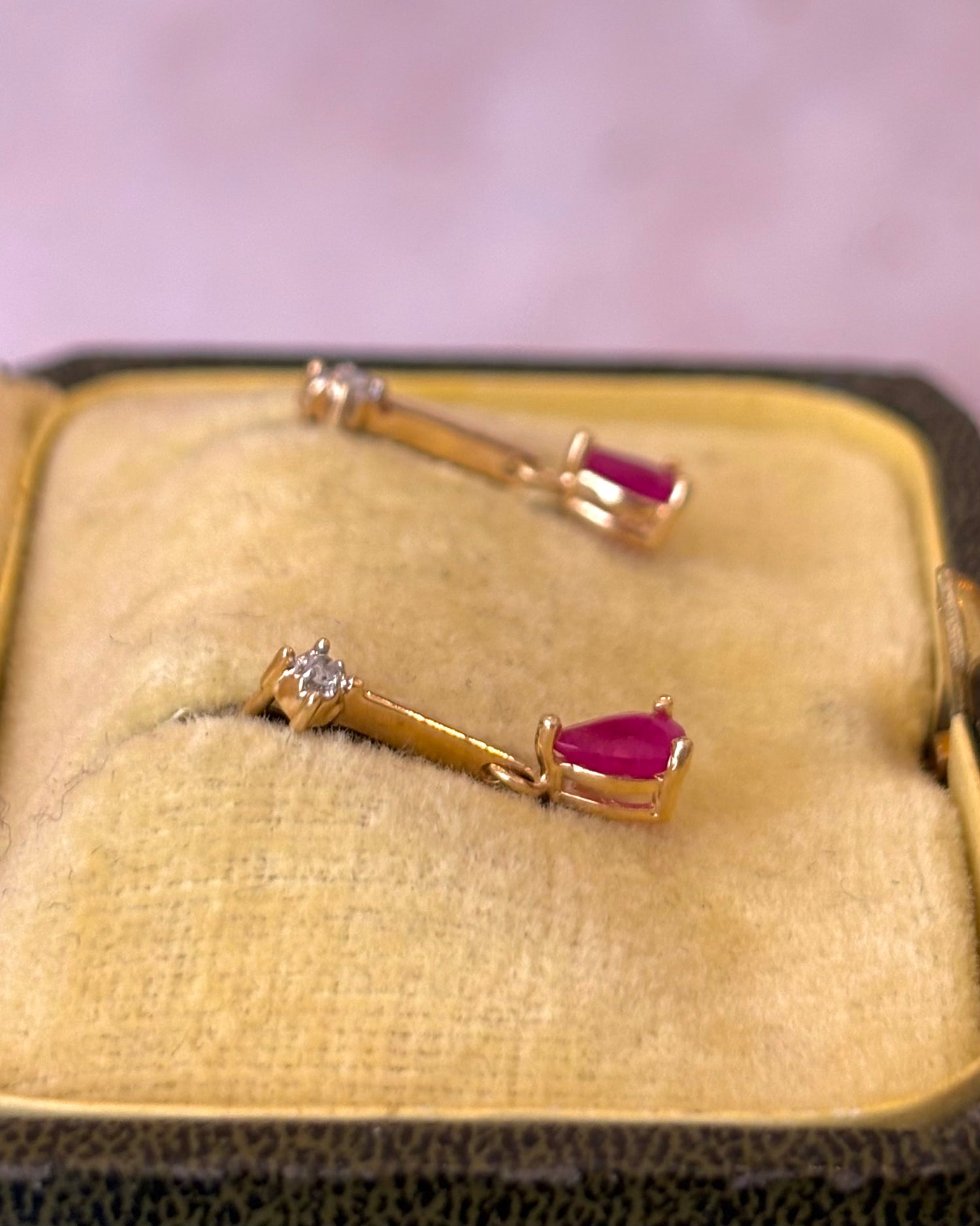 Pendientes colgantes de rubí de 0.60 quilates y diamantes «Vivienne»