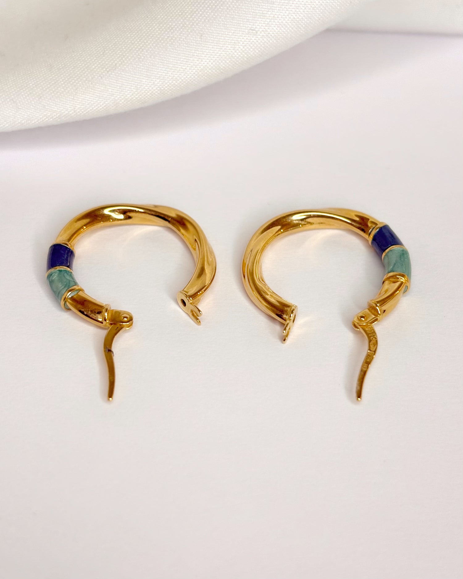 18-Carat Yellow Gold Twisted Hoop Earrings &amp; "Vivienne" Resin