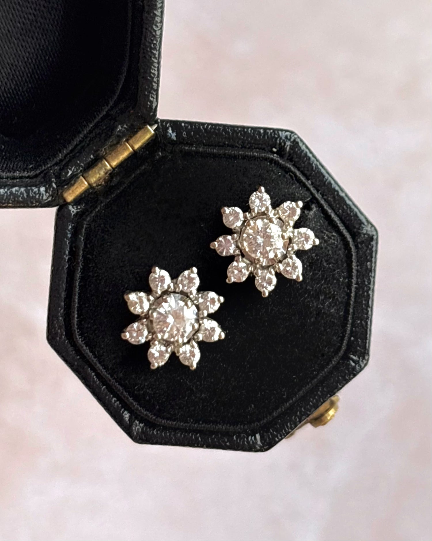 Daisy Stud Earrings with 0.62 Carat Diamonds "Stéphanie"
