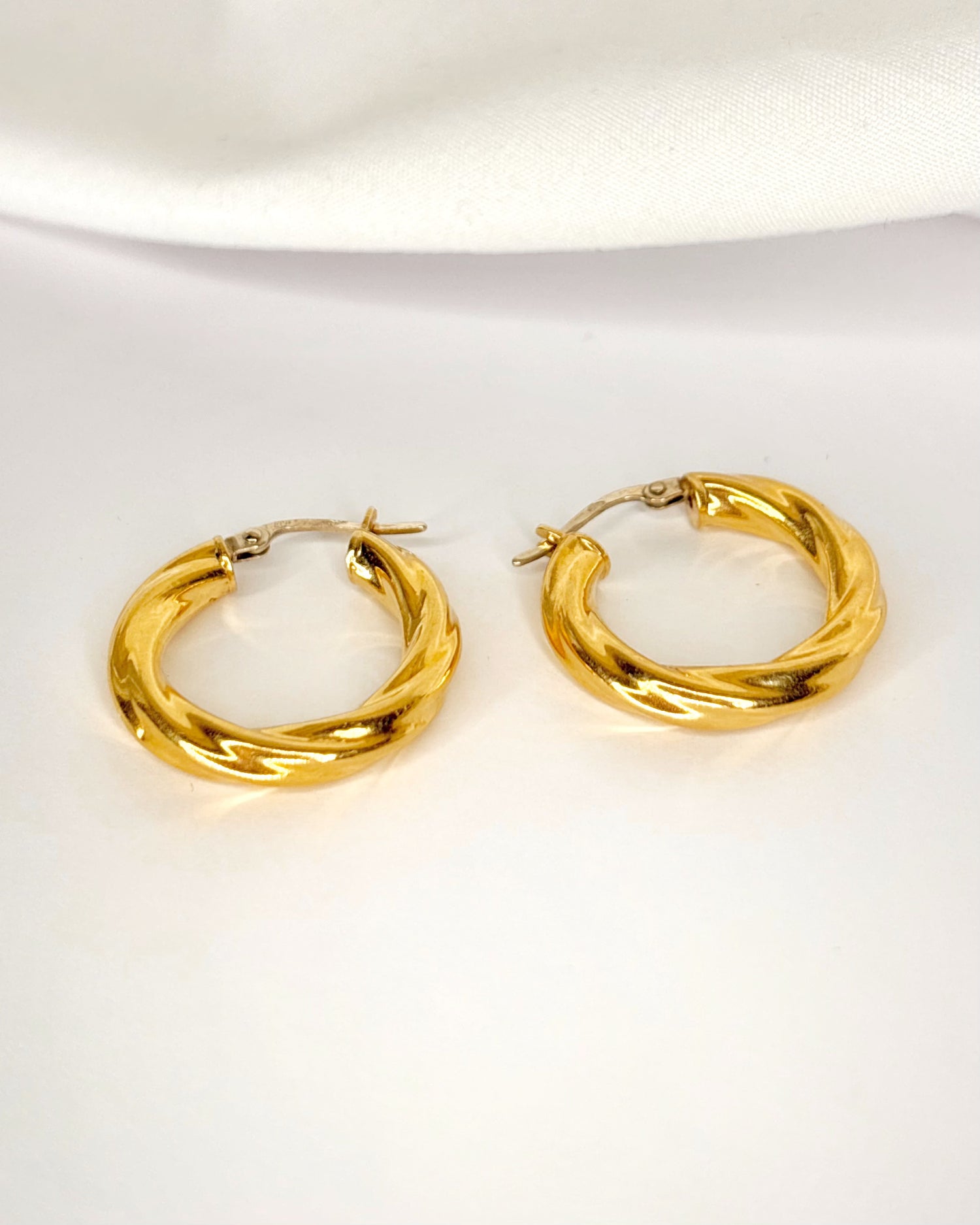 18-Carat Yellow Gold Hoop Earrings "Floriane"