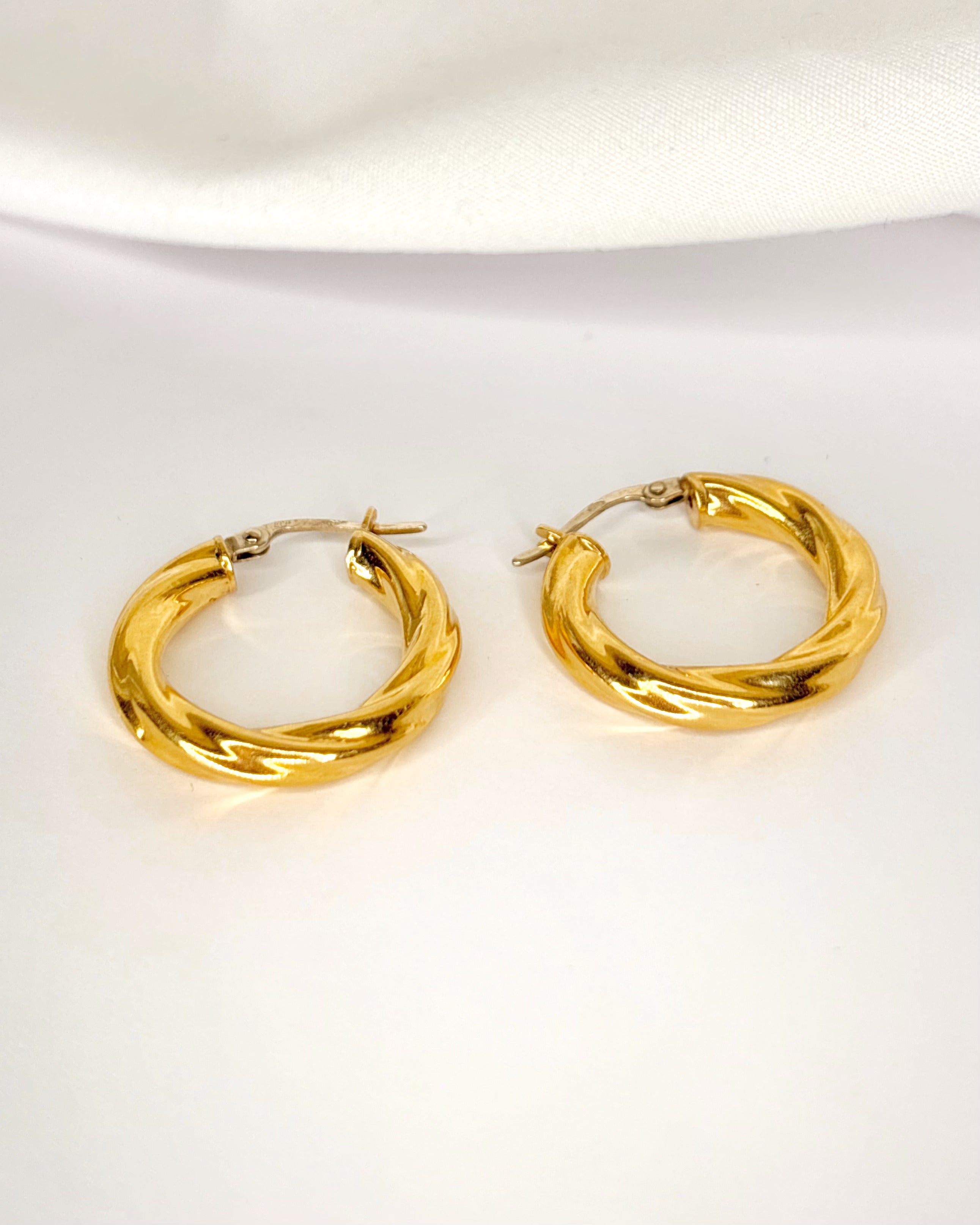 18-Carat Yellow Gold Hoop Earrings "Floriane"