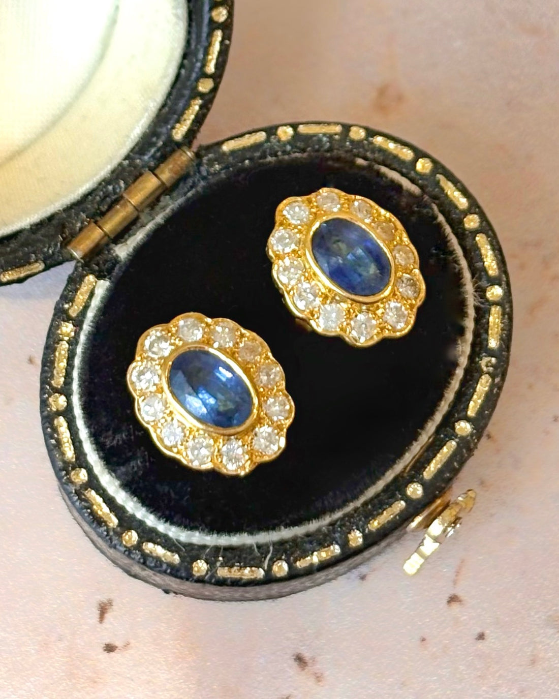 Pendientes de botón Margarita con zafiros 1.10 quilates y diamantes 0.60 quilates "Victoire"