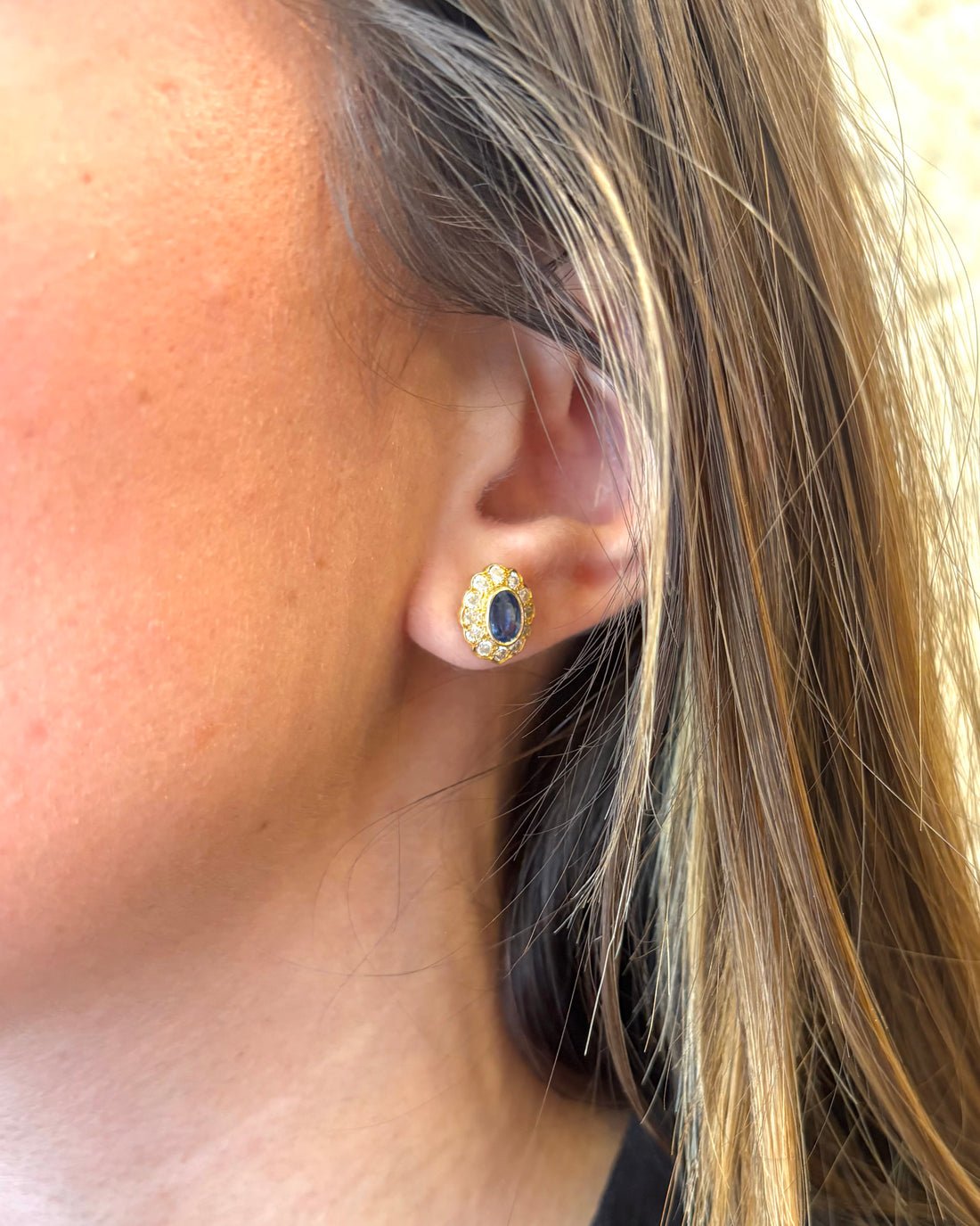 Pendientes de botón Margarita con zafiros 1.10 quilates y diamantes 0.60 quilates "Victoire"