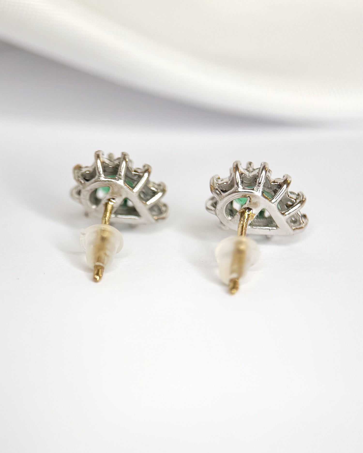 Pendientes de botón de margarita con esmeraldas de 0,55 quilates y diamantes «Hialle»