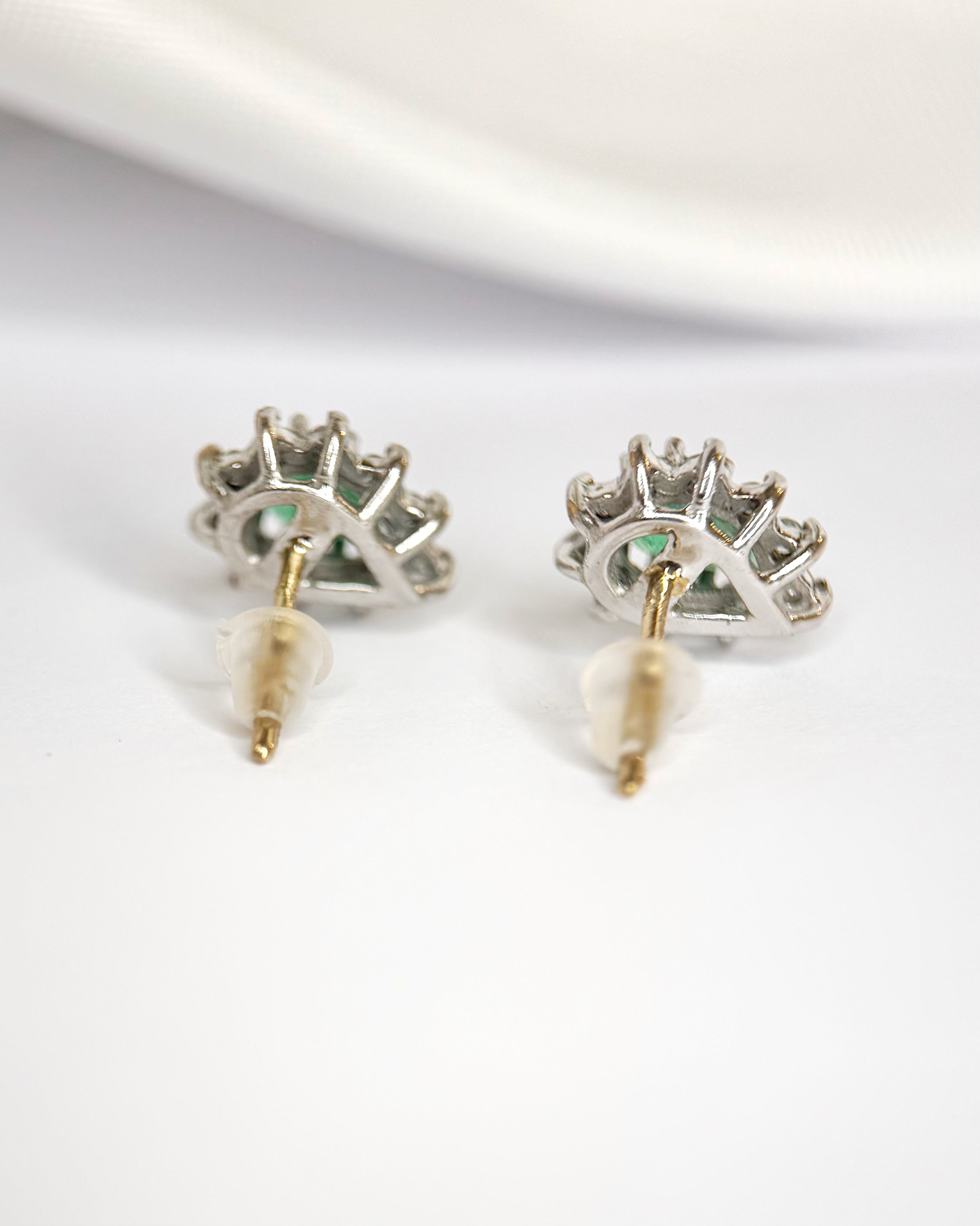 Pendientes de botón de margarita con esmeraldas de 0,55 quilates y diamantes «Hialle»