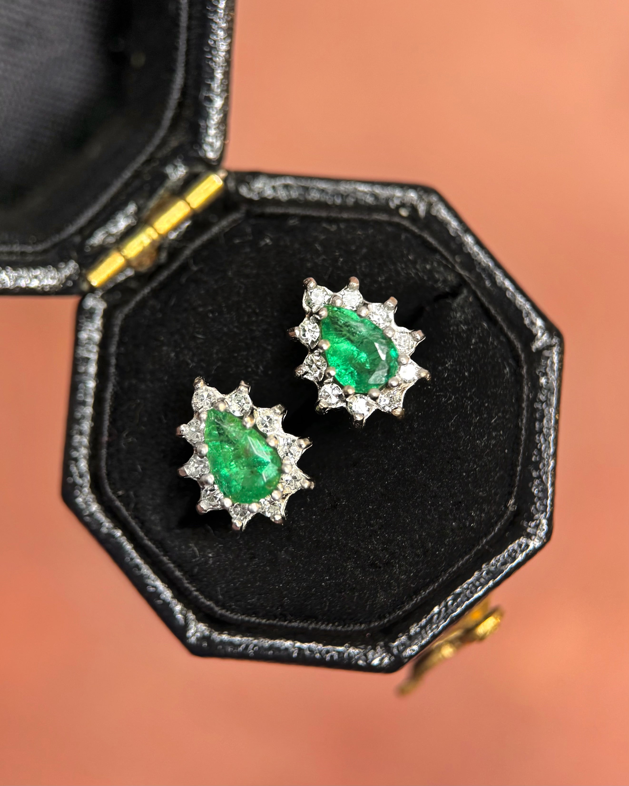 Pendientes de botón de margarita con esmeraldas de 0,55 quilates y diamantes «Hialle»