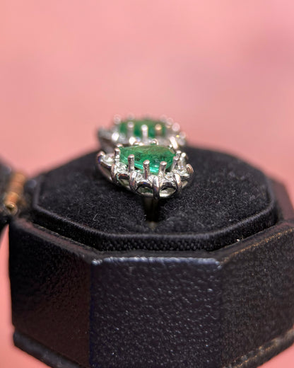 Pendientes de botón de margarita con esmeraldas de 0,55 quilates y diamantes «Hialle»