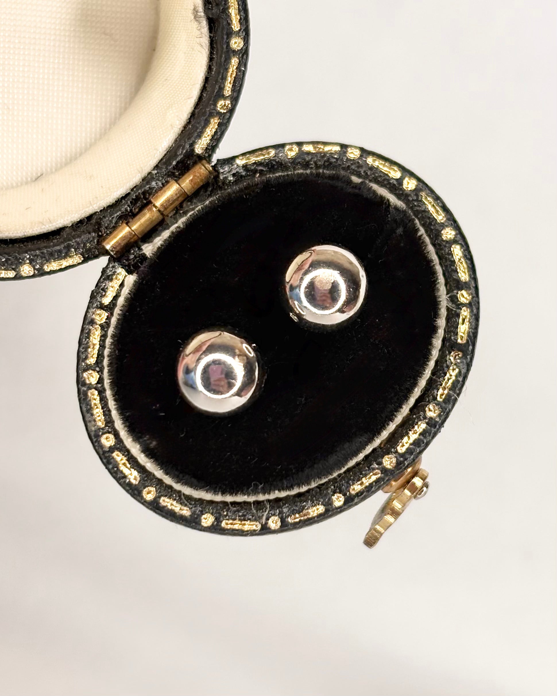 Gray Gold Stud Earrings "Romy"