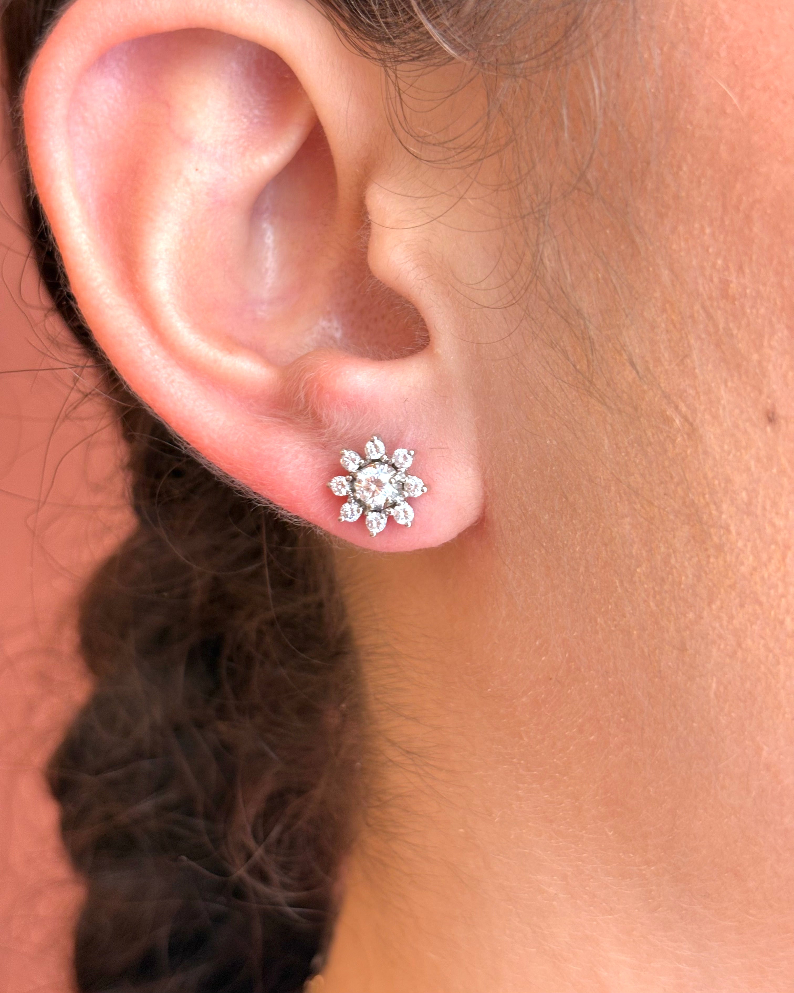 Daisy Stud Earrings with 0.62 Carat Diamonds "Stéphanie"