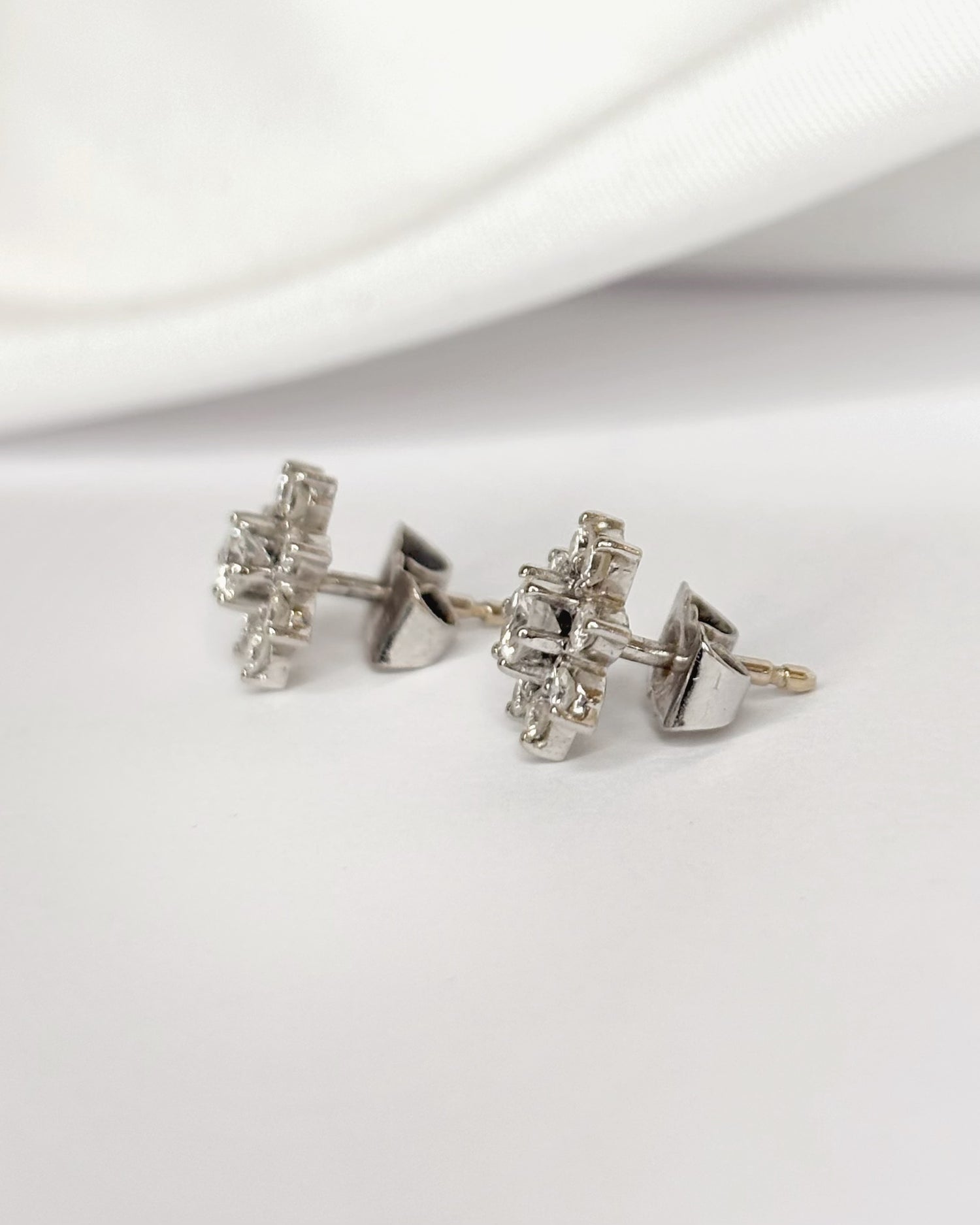 Daisy Stud Earrings with 0.62 Carat Diamonds "Stéphanie"