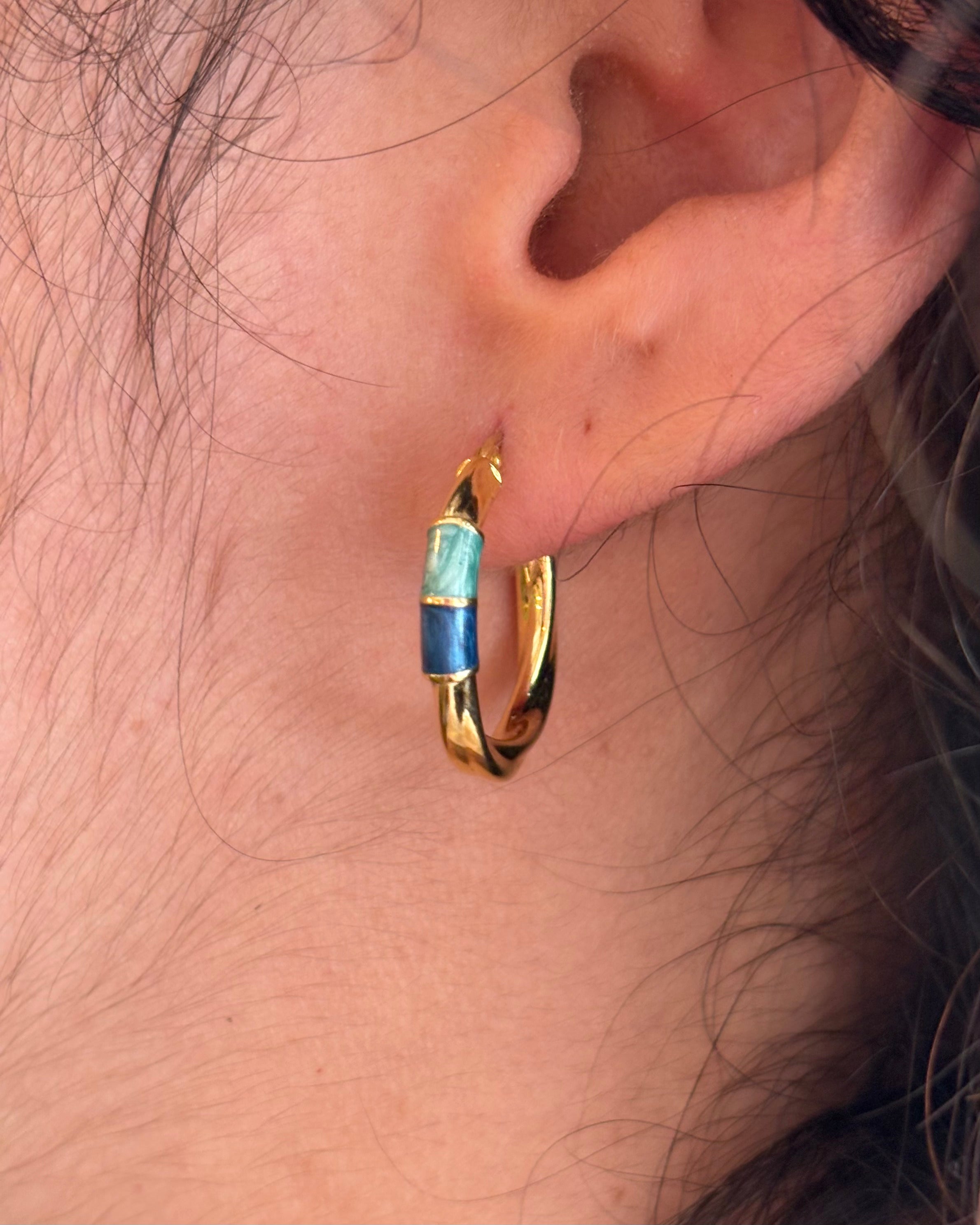 18-Carat Yellow Gold Twisted Hoop Earrings &amp; "Vivienne" Resin