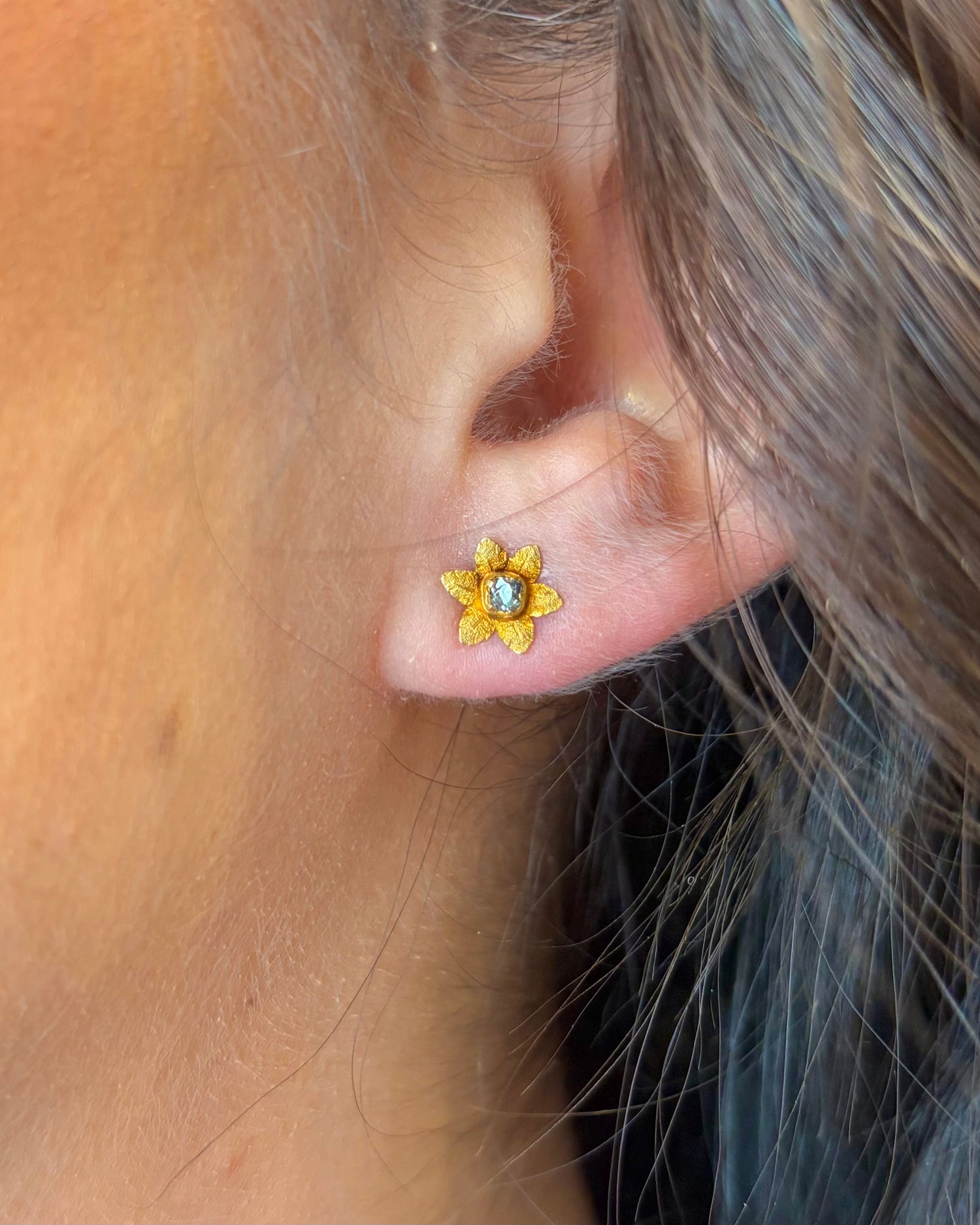 Pendientes de botón con flores y diamantes "Nael"