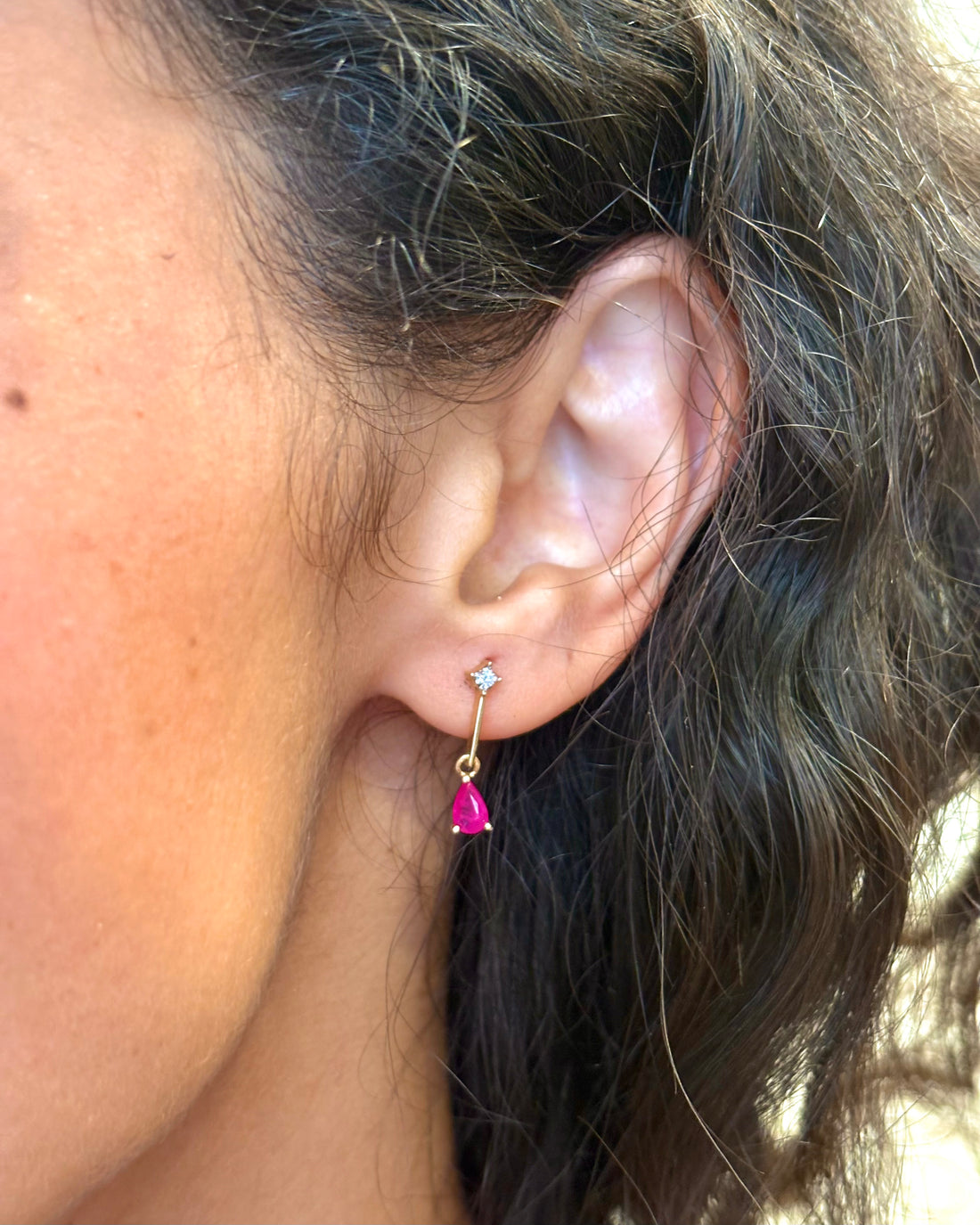Pendientes colgantes de rubí de 0.60 quilates y diamantes «Vivienne»