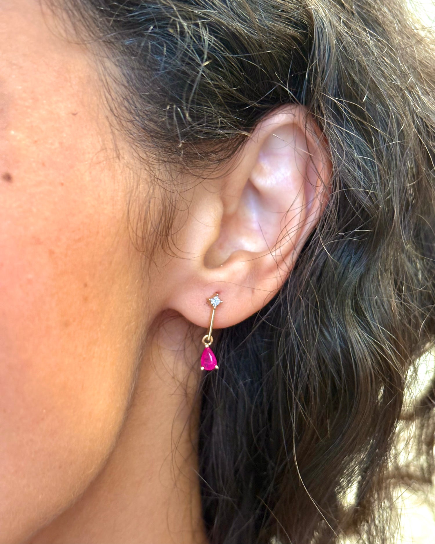 Pendientes colgantes de rubí de 0.60 quilates y diamantes «Vivienne»