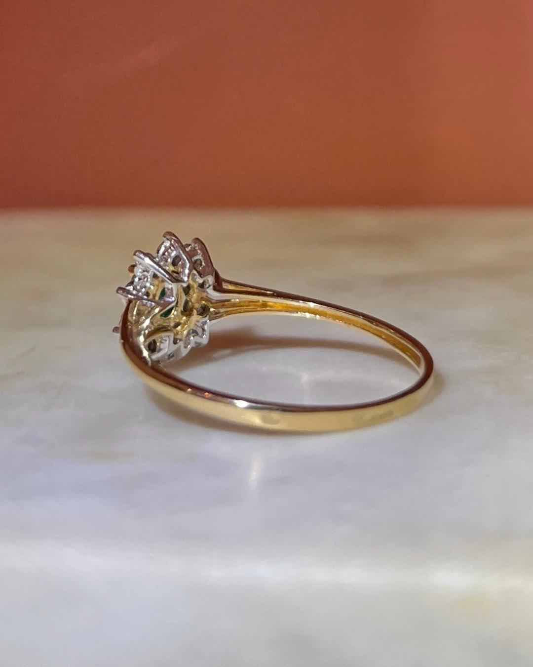 Anillo &quot;Charlie&quot; con margaritas de esmeralda y diamantes 