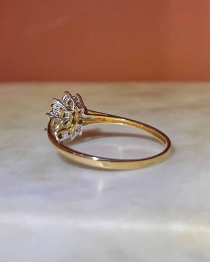 Anillo &quot;Charlie&quot; con margaritas de esmeralda y diamantes 