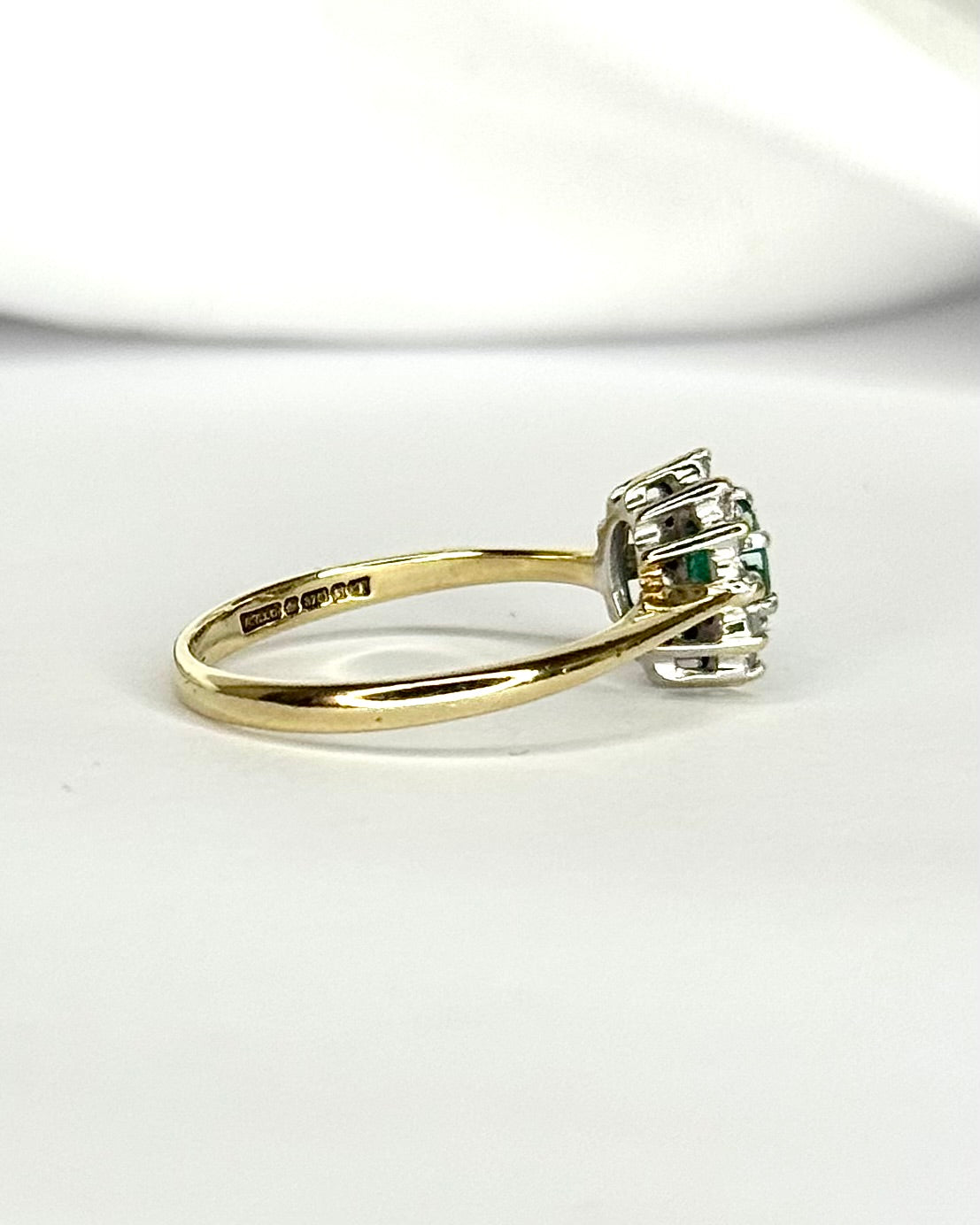 Anillo Margarita Esmeralda y Diamantes "Gloria"