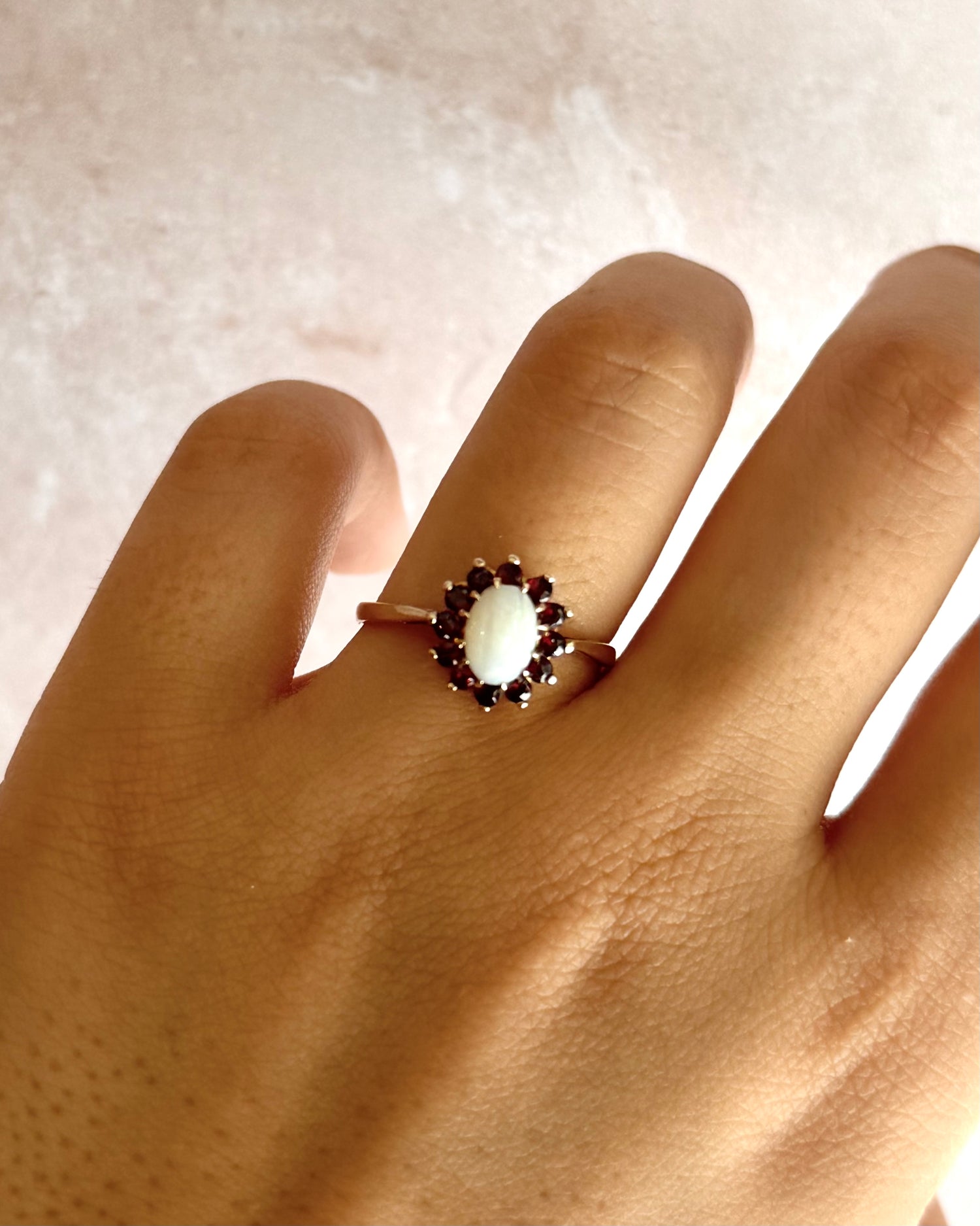 Bague Marguerite Opale &amp; Grenats "Noé"