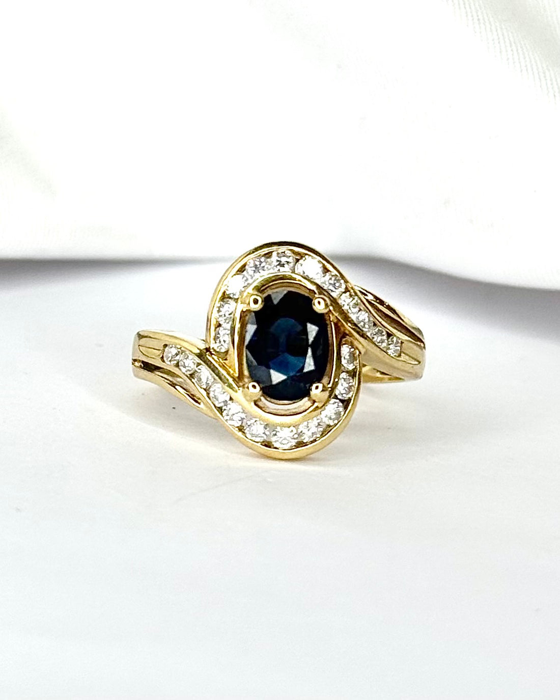 Anillo Tourbillon Zafiro 1 quilate y Diamantes 0.44 quilate "Morganne"