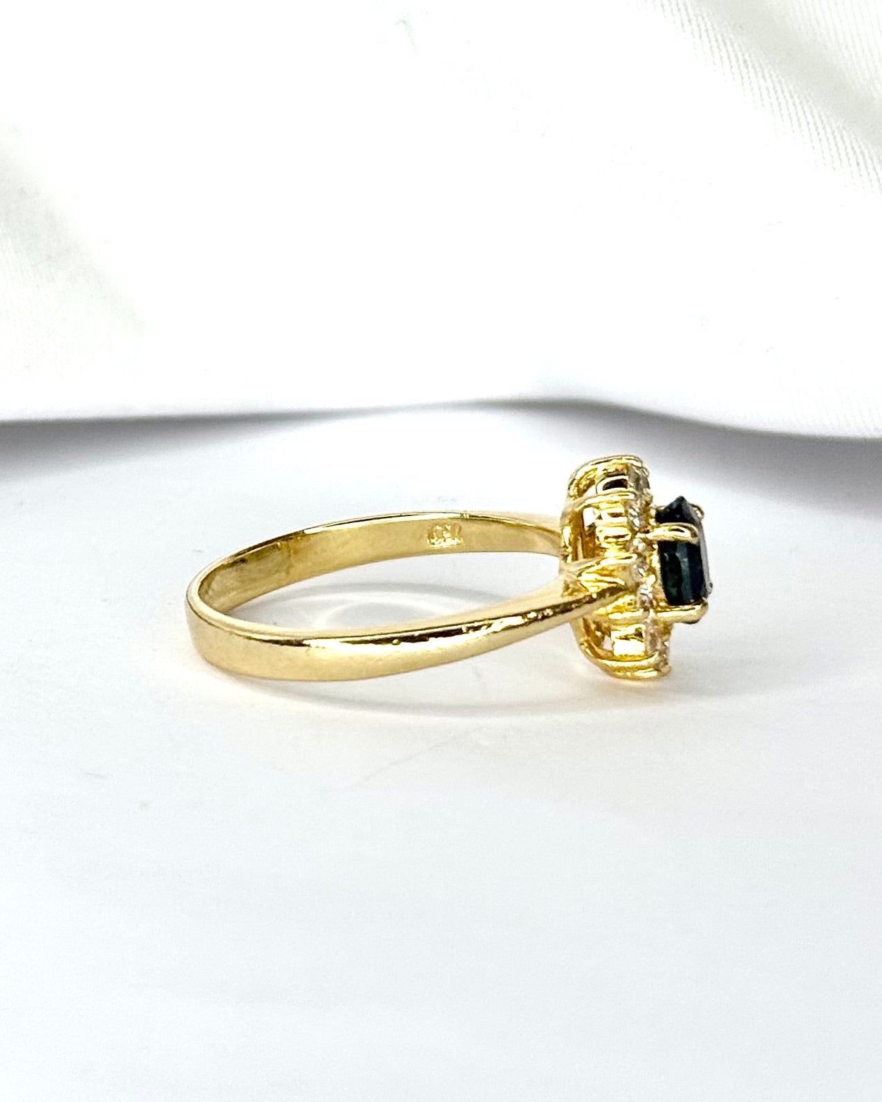 Marguerite Ring Sapphire 0.74 carat &amp; Diamonds 0.30 carat "Elisa"