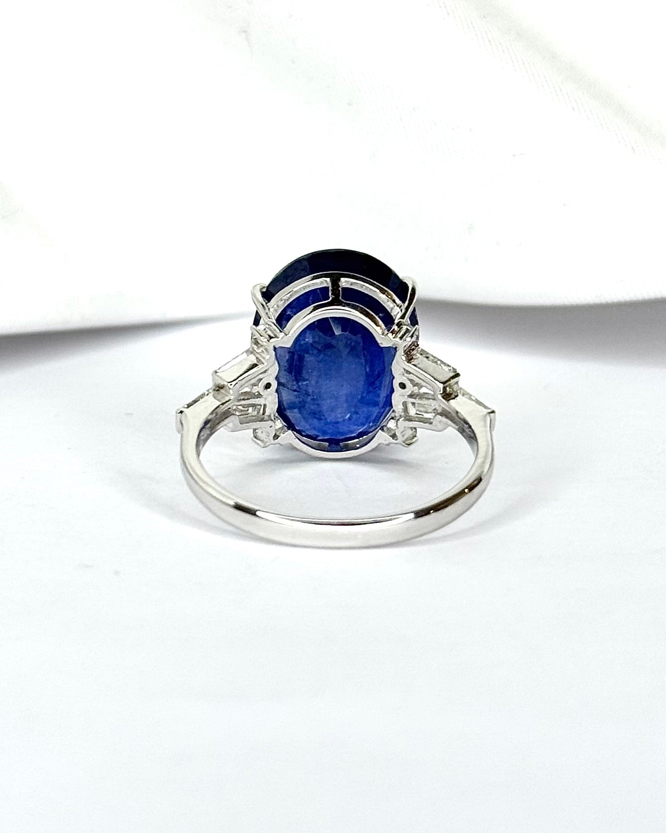 Anillo Trilogía Zafiro Ceilán 10.69 quilates y Diamantes 0.60 quilates "Katia"