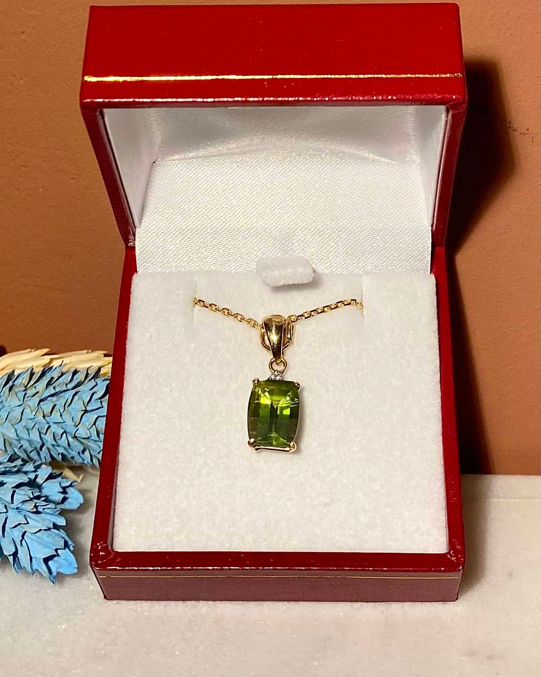 Collar &quot;Sallie&quot; de peridoto y diamantes de 2,50 quilates