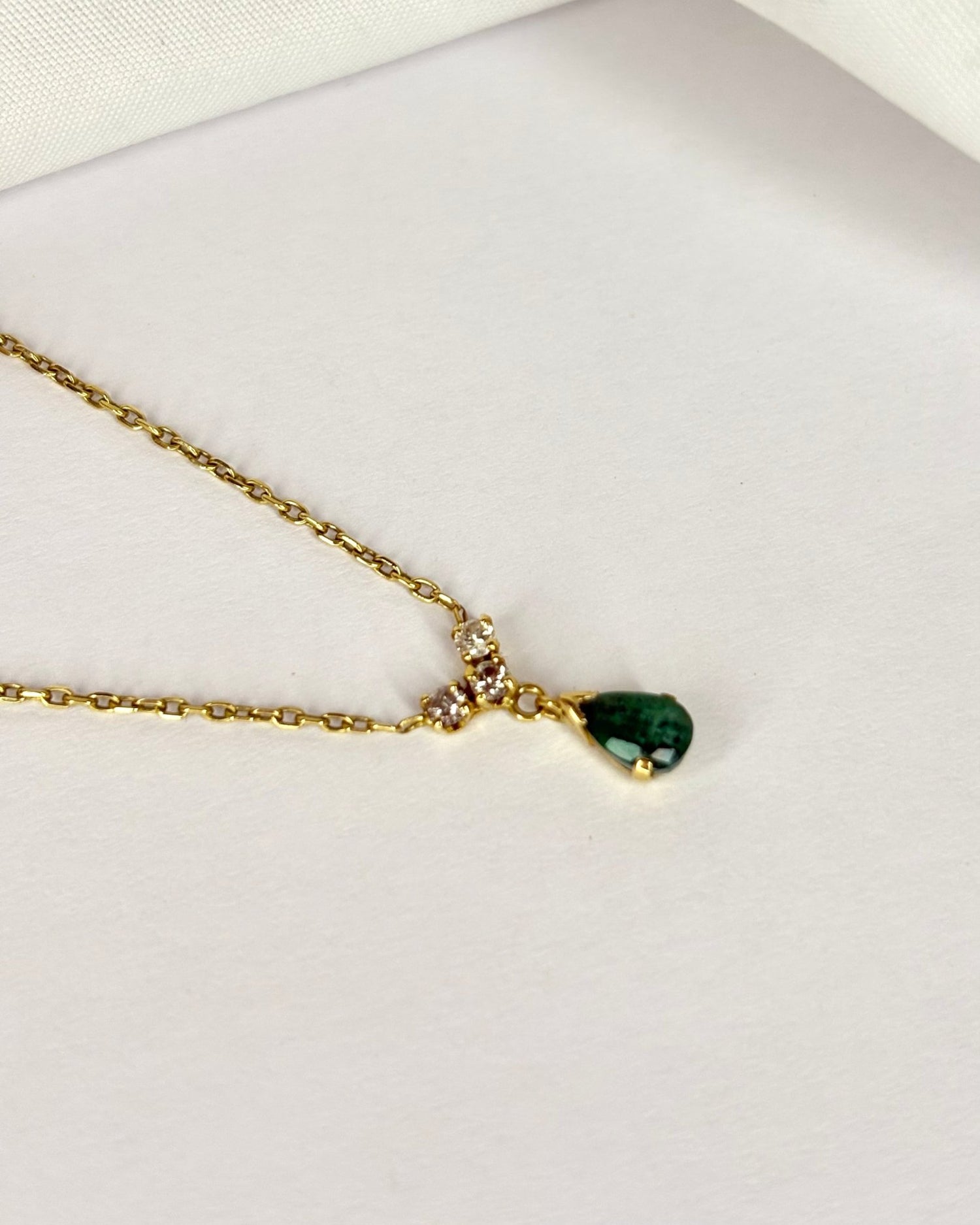 Collier Émeraude 0.44 carat &amp; 3 Diamants &quot;Valérie&quot; - Elliade Paris