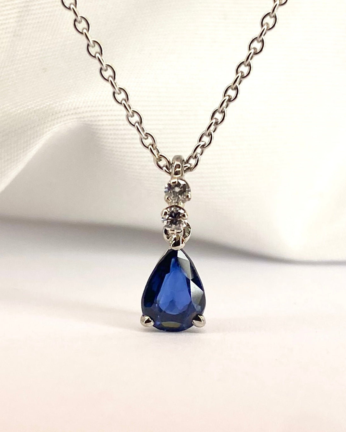 Collier Or 3,61g, Saphir 0.84 carat &amp; Diamants "Marlene" - Elliade Paris