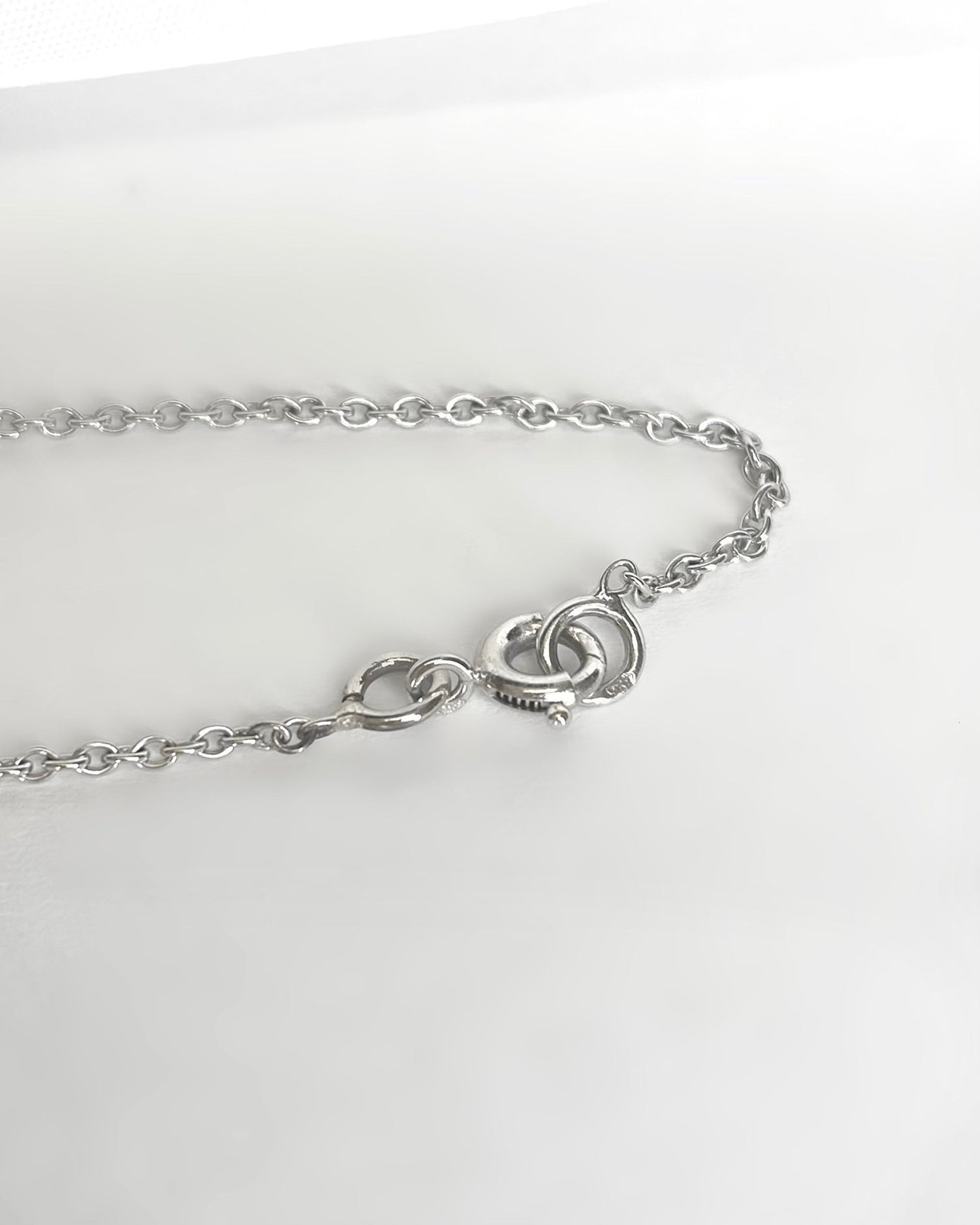 Collier Or 3,61g, Saphir 0.84 carat &amp; Diamants "Marlene" - Elliade Paris