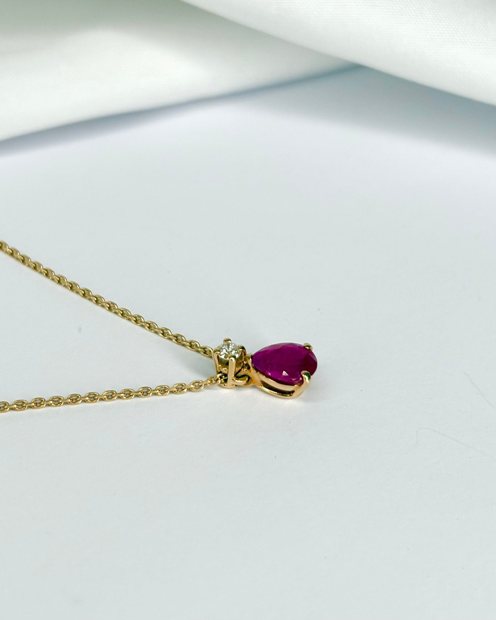 Collier Rubis poire 0.50 carat &amp; Diamant "Margaux" - Elliade Paris