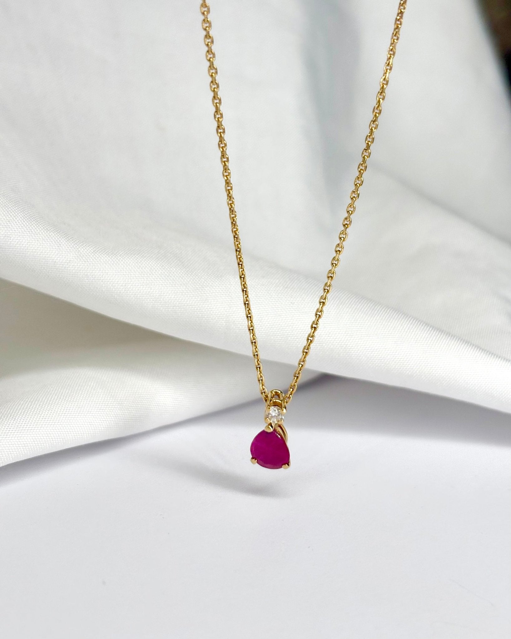 Collier Rubis poire 0.50 carat &amp; Diamant "Margaux" - Elliade Paris