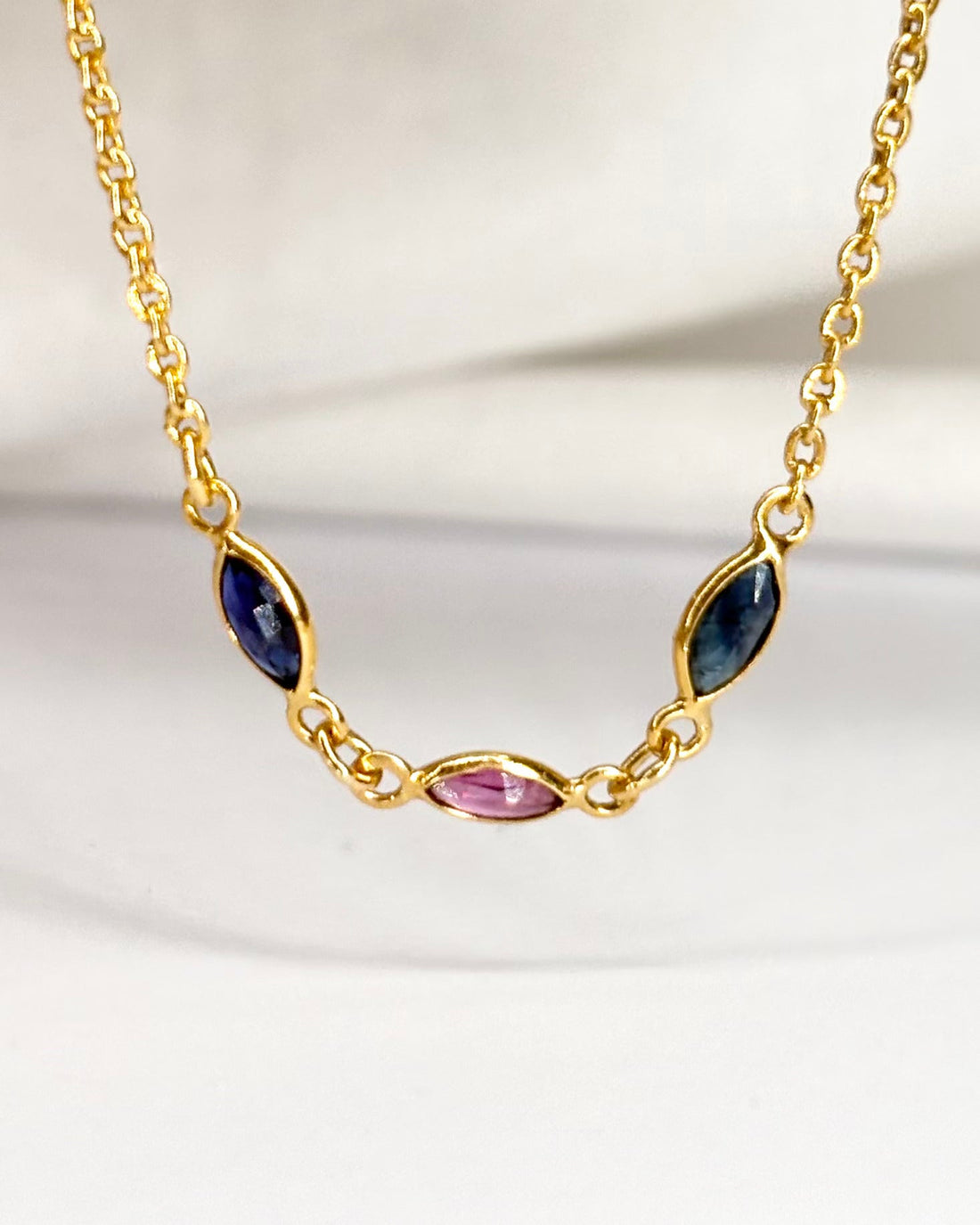 Collier Saphirs Roses &amp; Bleus 0.75 carat &quot;Ezia&quot; - Elliade Paris