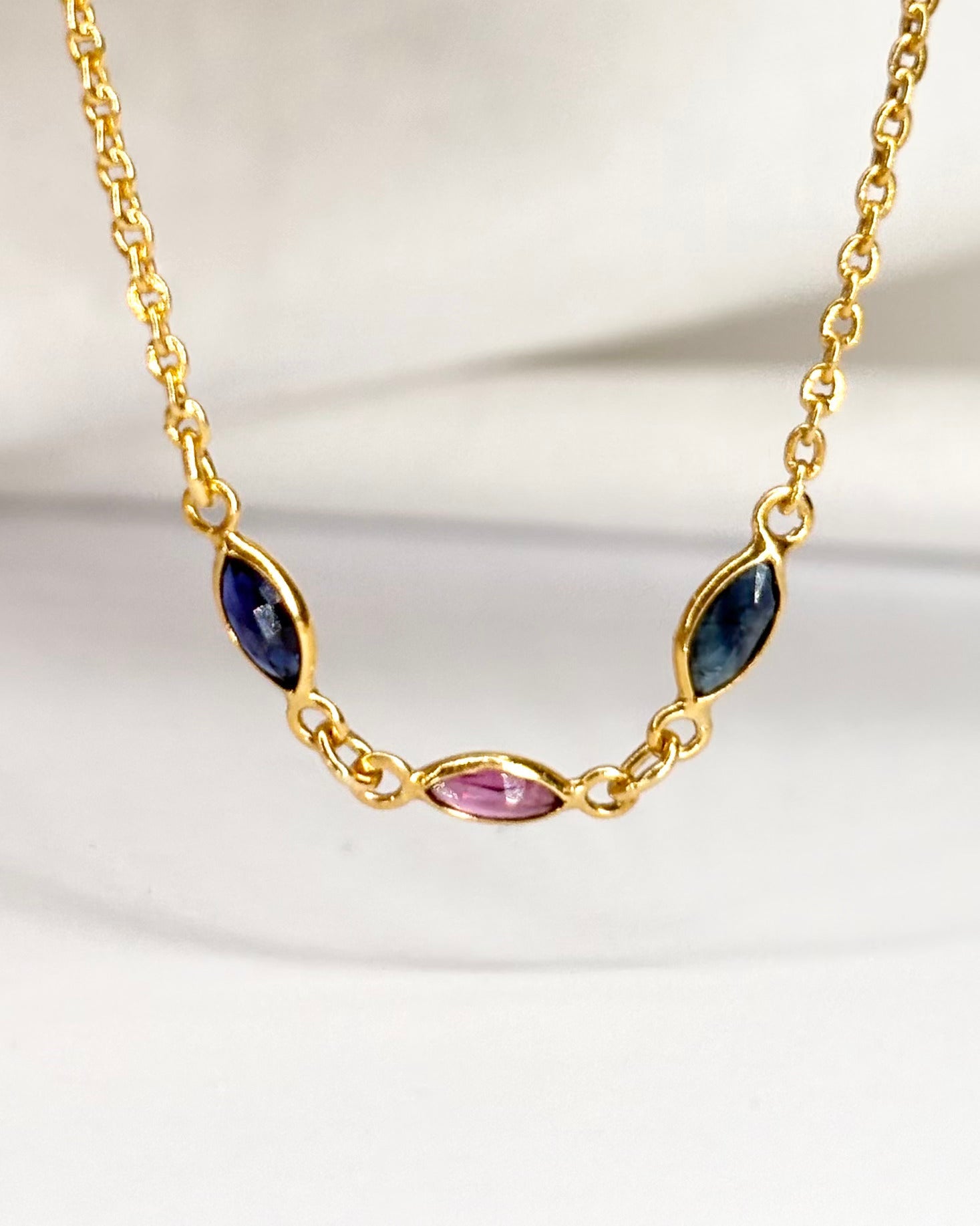 Collier Saphirs Roses &amp; Bleus 0.75 carat "Ezia" - Elliade Paris