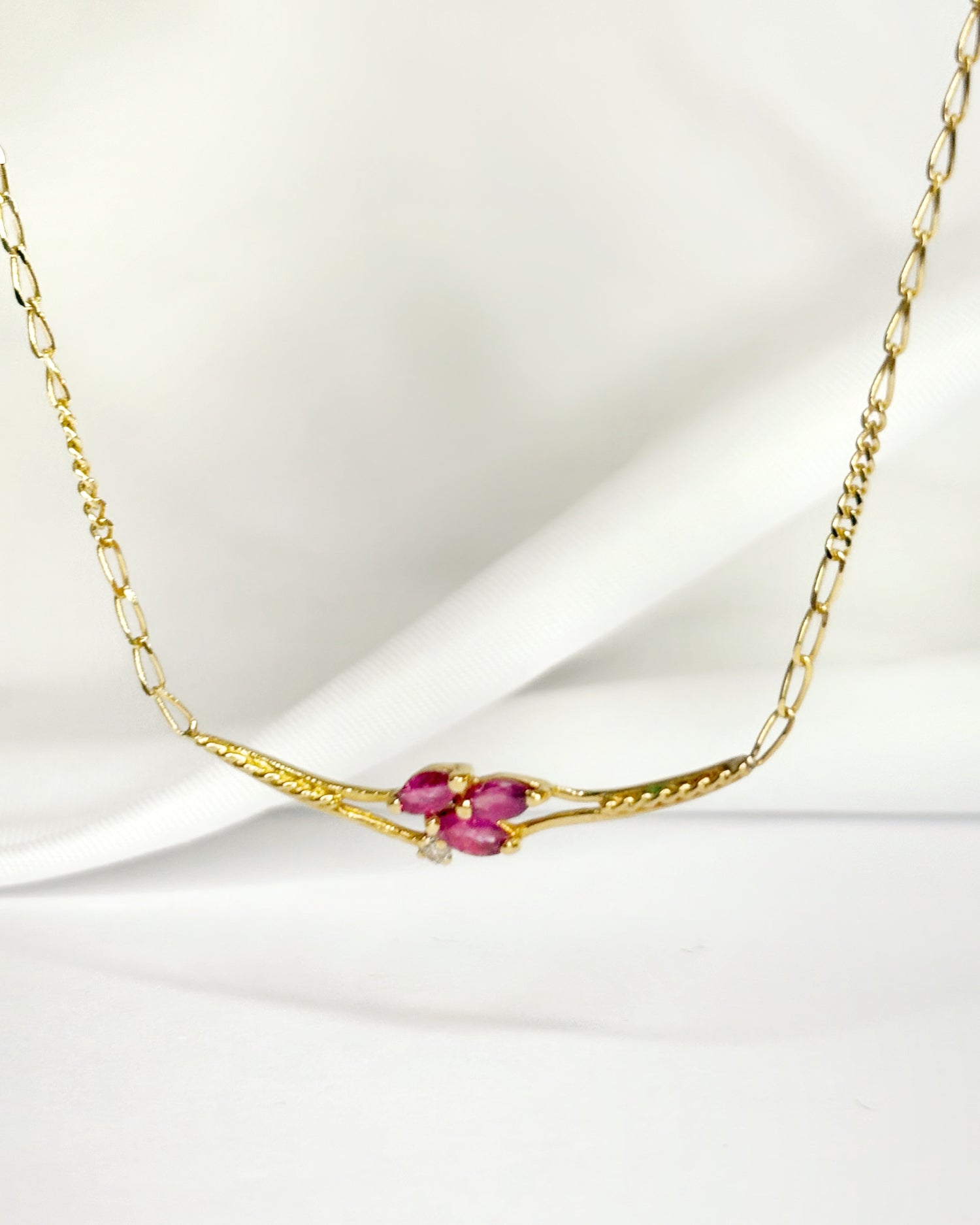 Collar Rubí 0,30 quilates y Diamante y Oro 3 g "Rosalina"
