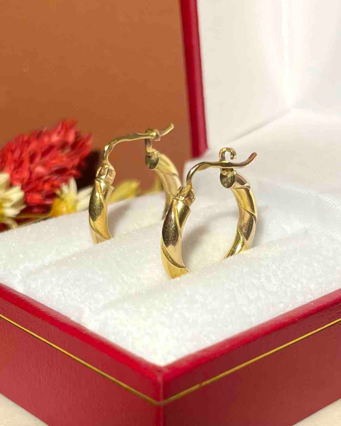 Pendientes vintage de aro trenzado dorado "Macy" con dos cristales