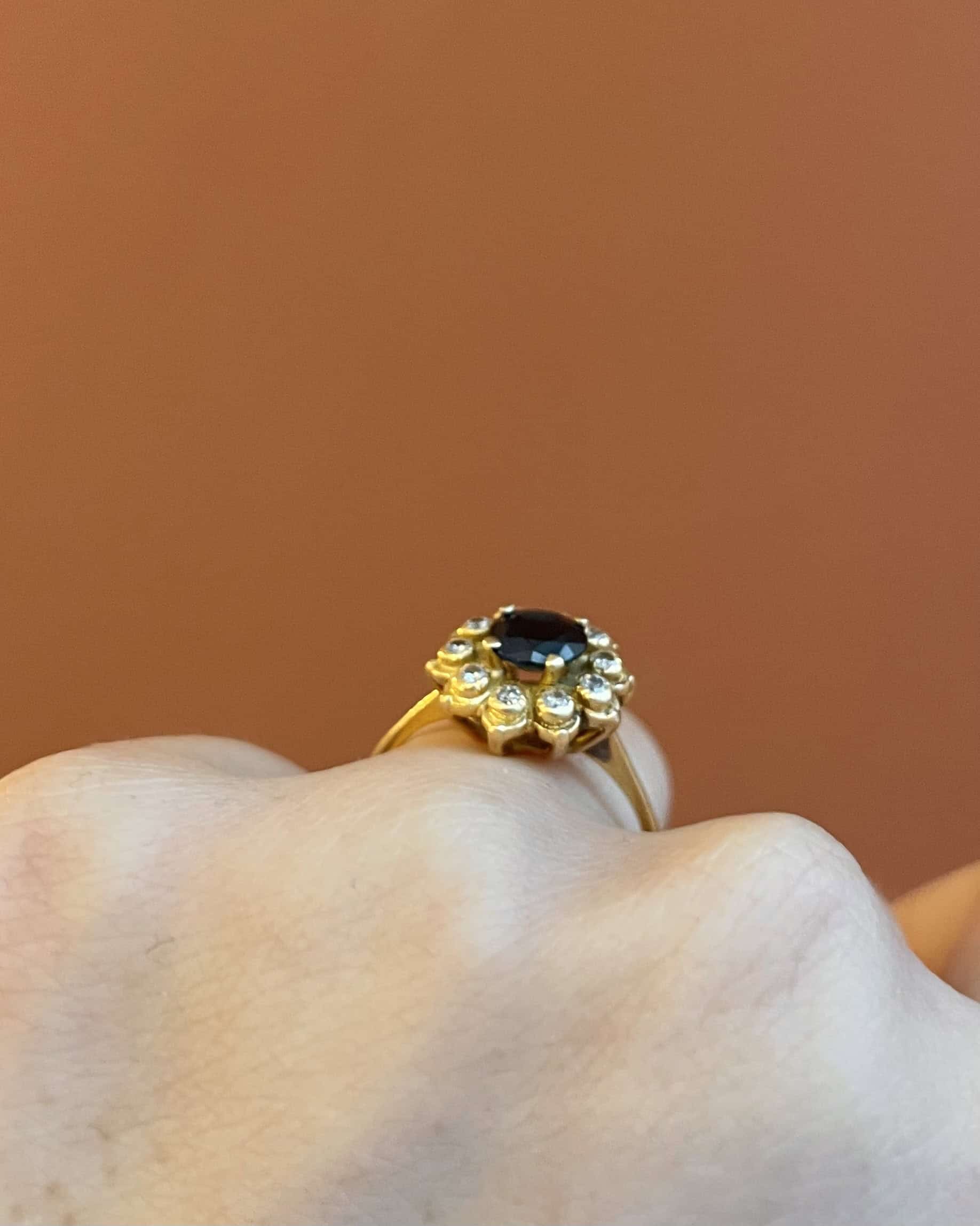 Anillo "Corinna" de 0,75 quilates con zafiro y diamantes en forma de margarita
