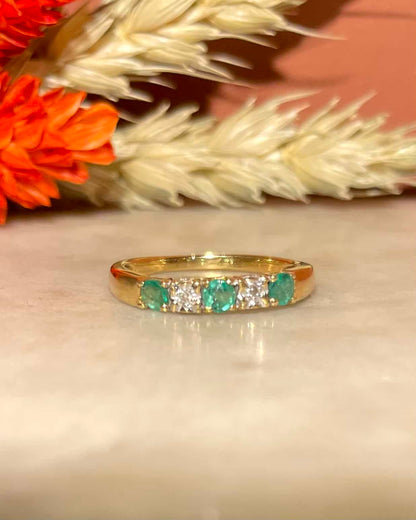 Demi-alliance émeraudes &amp; diamants &quot;Berthe&quot;