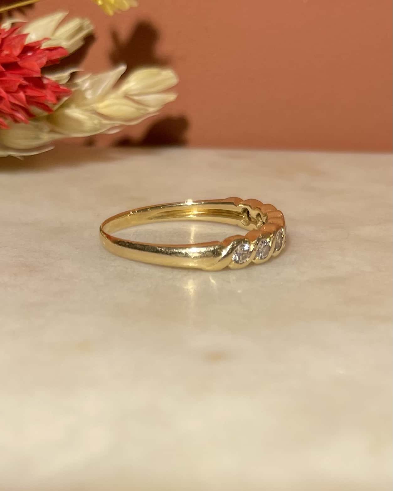 Alianza de media boda "Teodora" de 7 diamantes