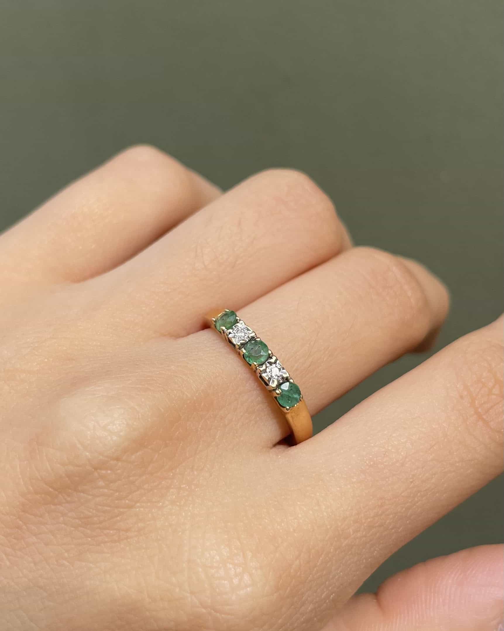 Demi-alliance émeraudes &amp; diamants "Berthe"