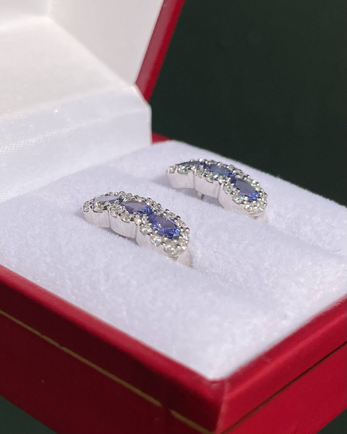 Demi Créoles Tanzanites 0.90 Carat et 44 Diamants &quot;Félicia&quot; - Elliade Paris