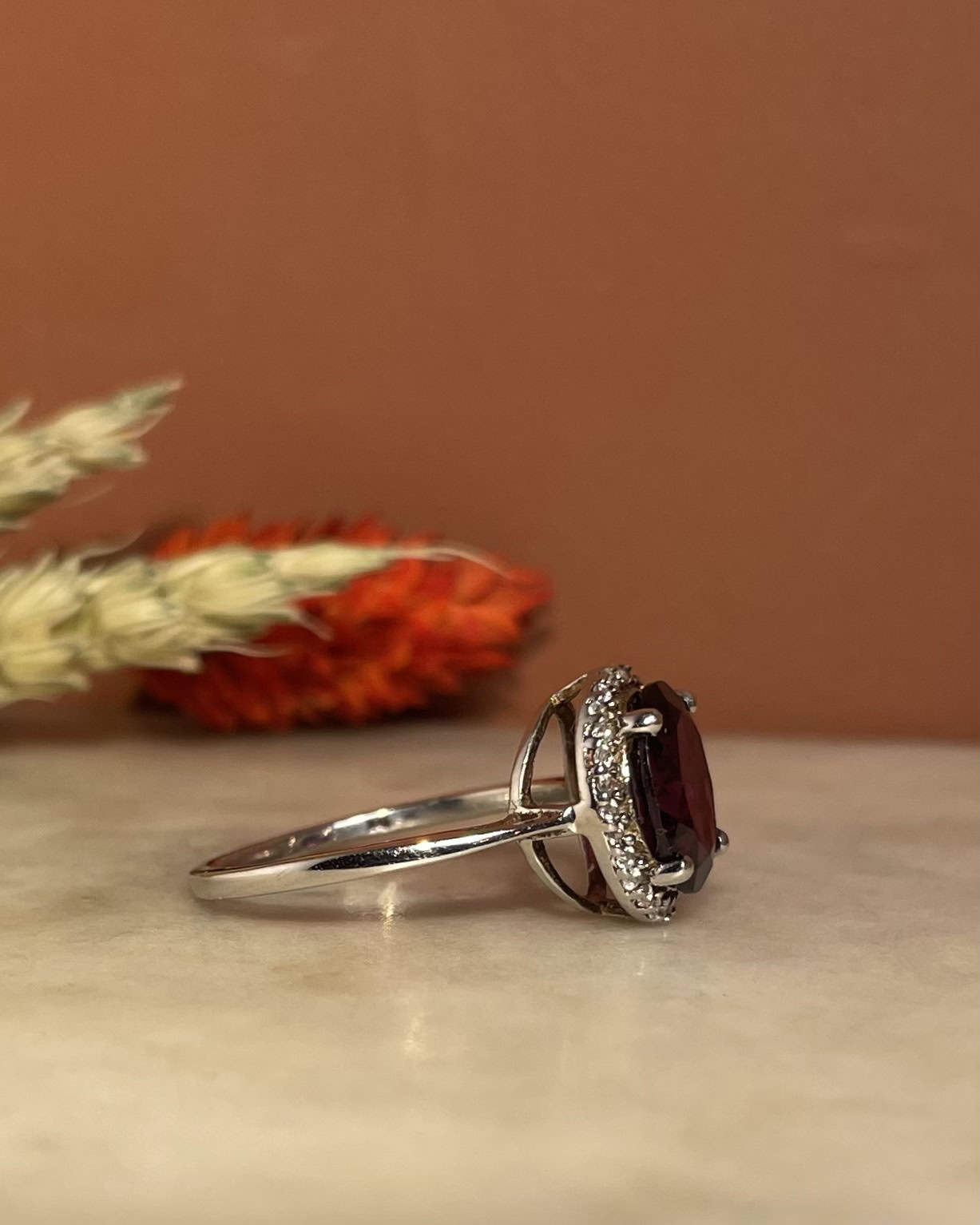 Anillo "Julienne" de margaritas de granate y diamantes de 2,60 quilates