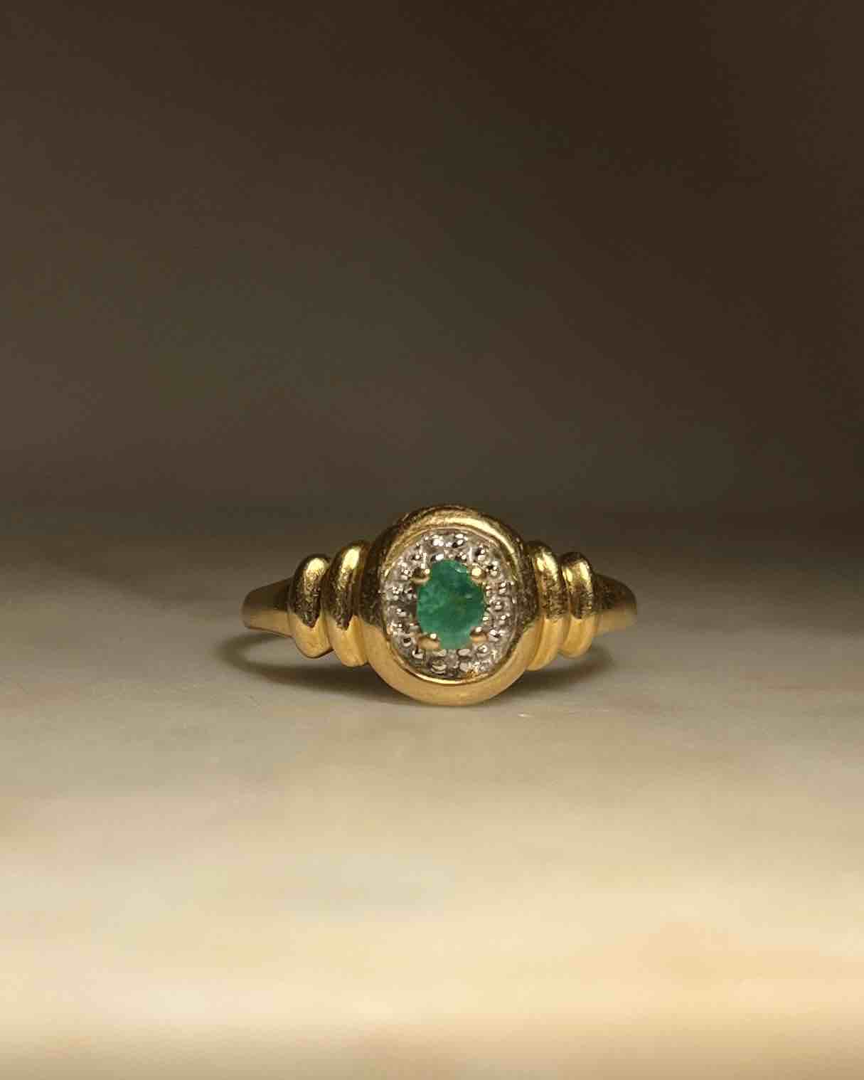 Anillo "Cléo" de esmeralda y diamantes estilo Art Déco
