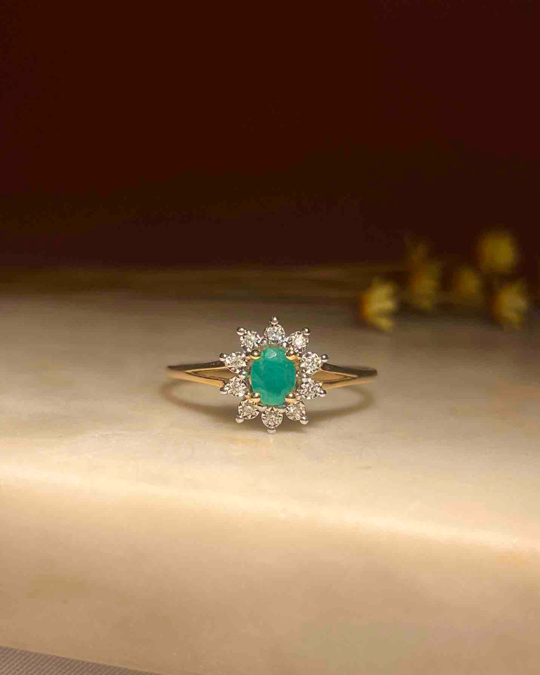 Anillo &quot;Charlie&quot; con margaritas de esmeralda y diamantes 