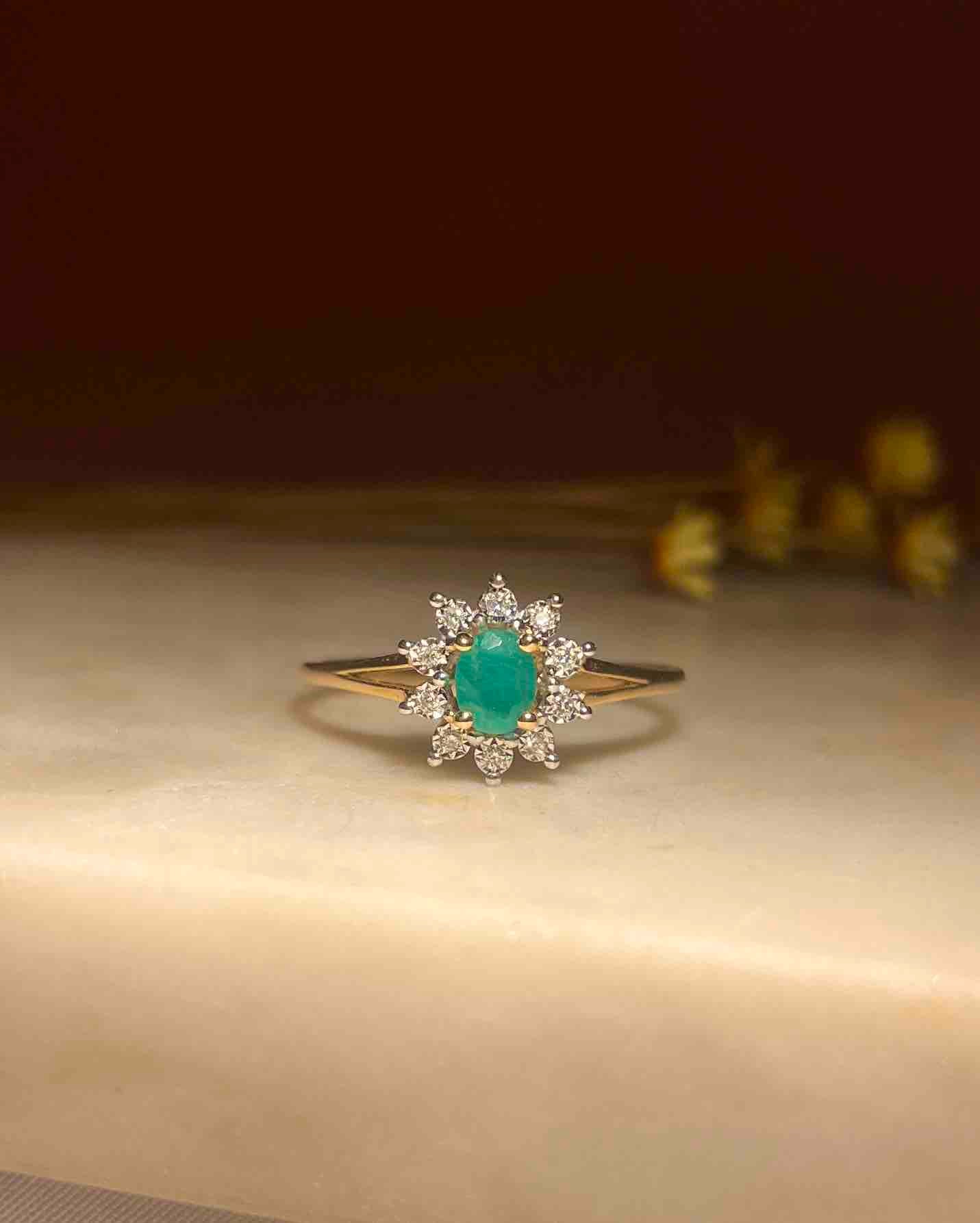 Anillo &quot;Charlie&quot; con margaritas de esmeralda y diamantes 