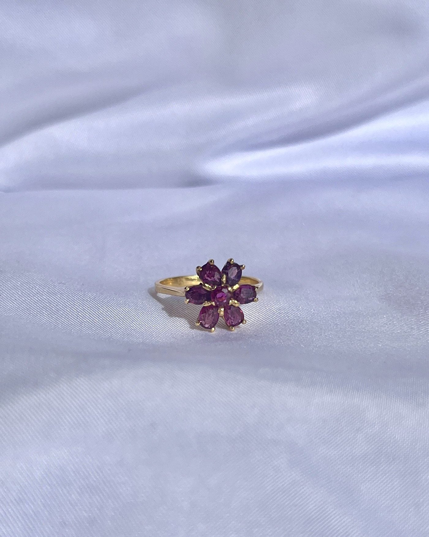 Anillo de flor de rubí &quot;Cynthia&quot; 