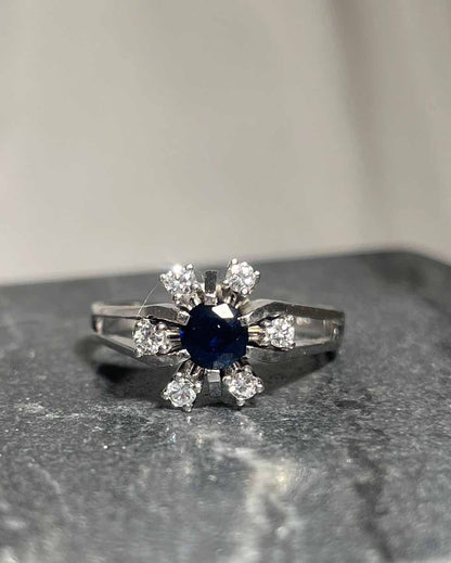 Anillo de margaritas con zafiro y diamantes &quot;Ivy&quot;
