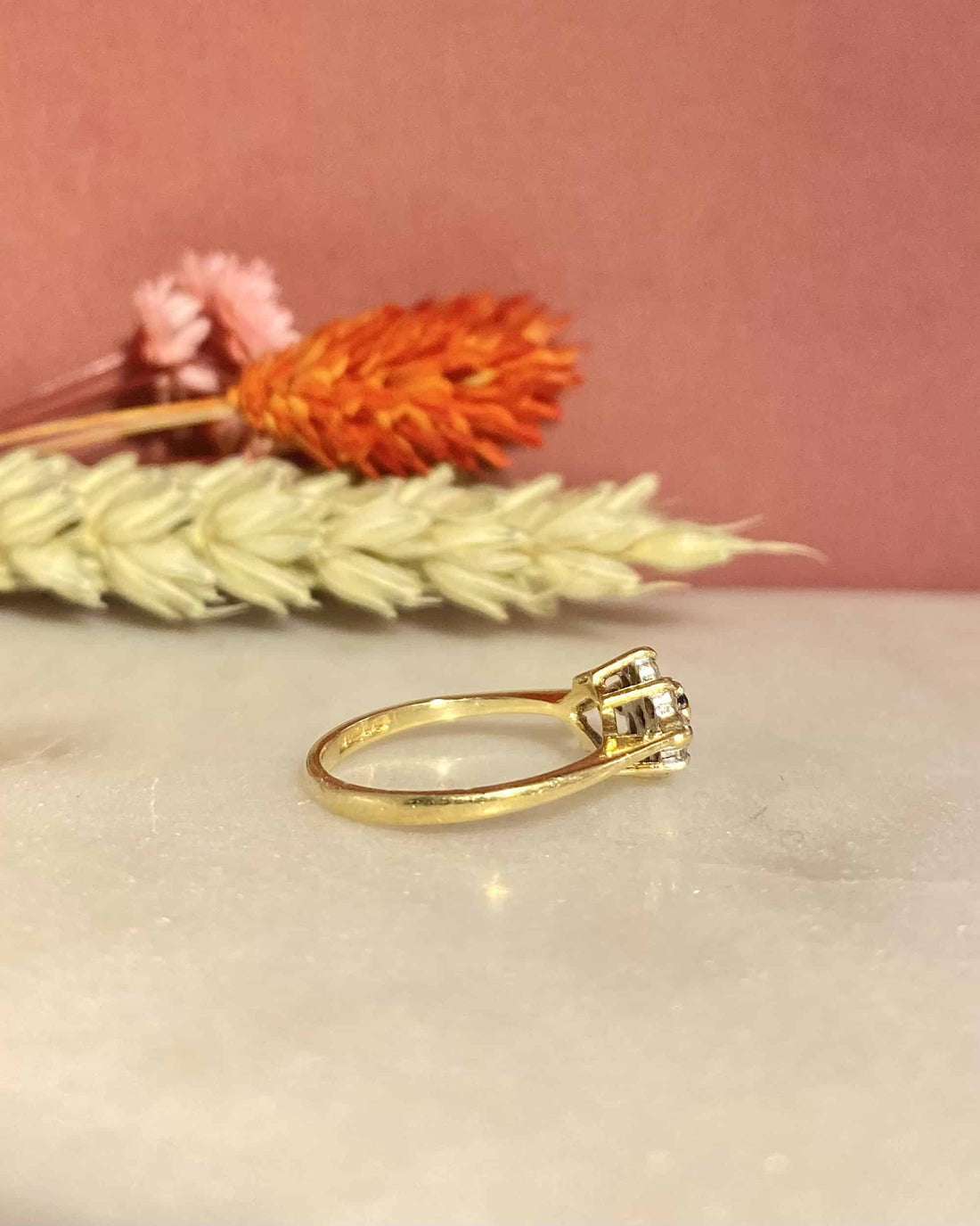 Anillo &quot;Rosea&quot; con zafiro y margarita de 8 diamantes